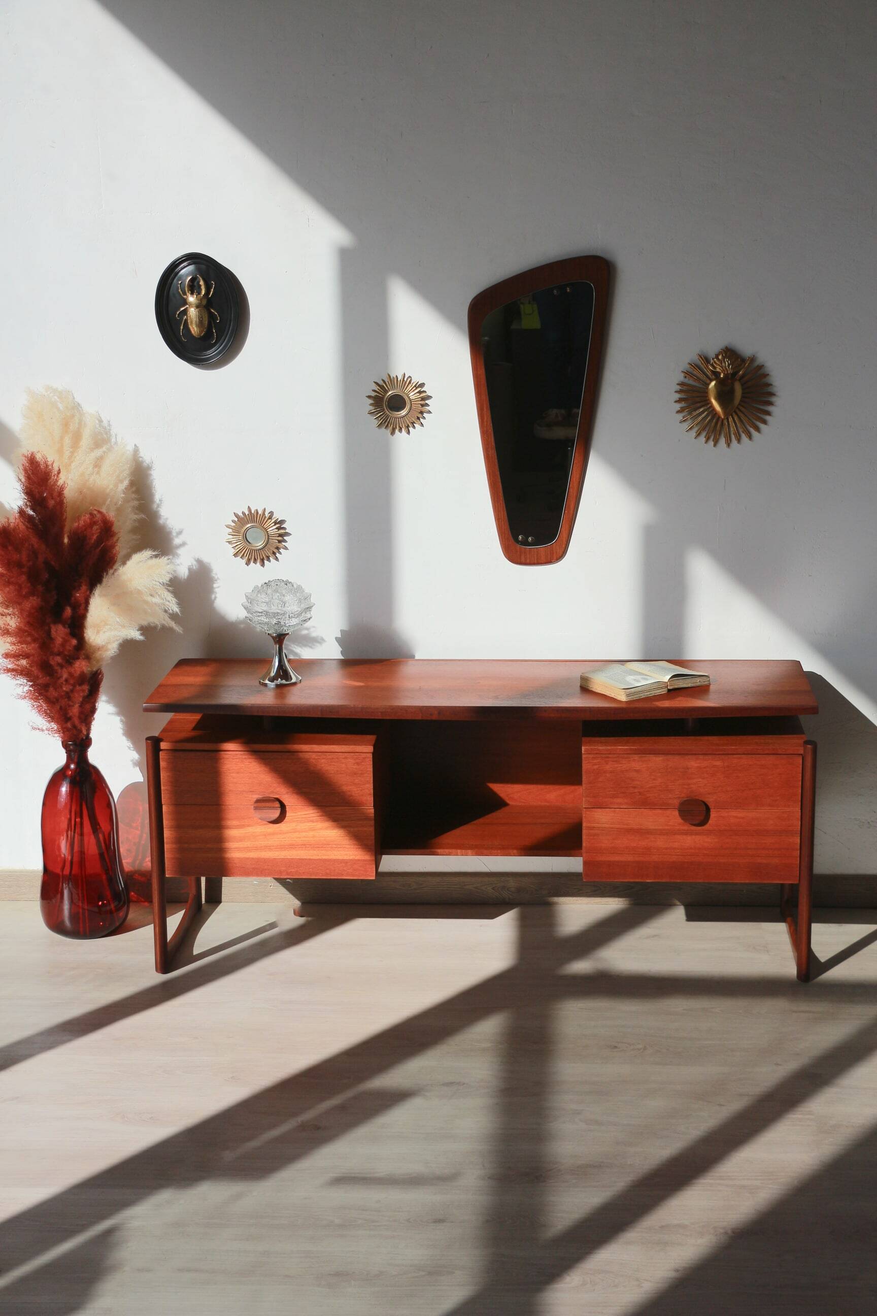 Desk/Dressing table - Durable Suites - 1960