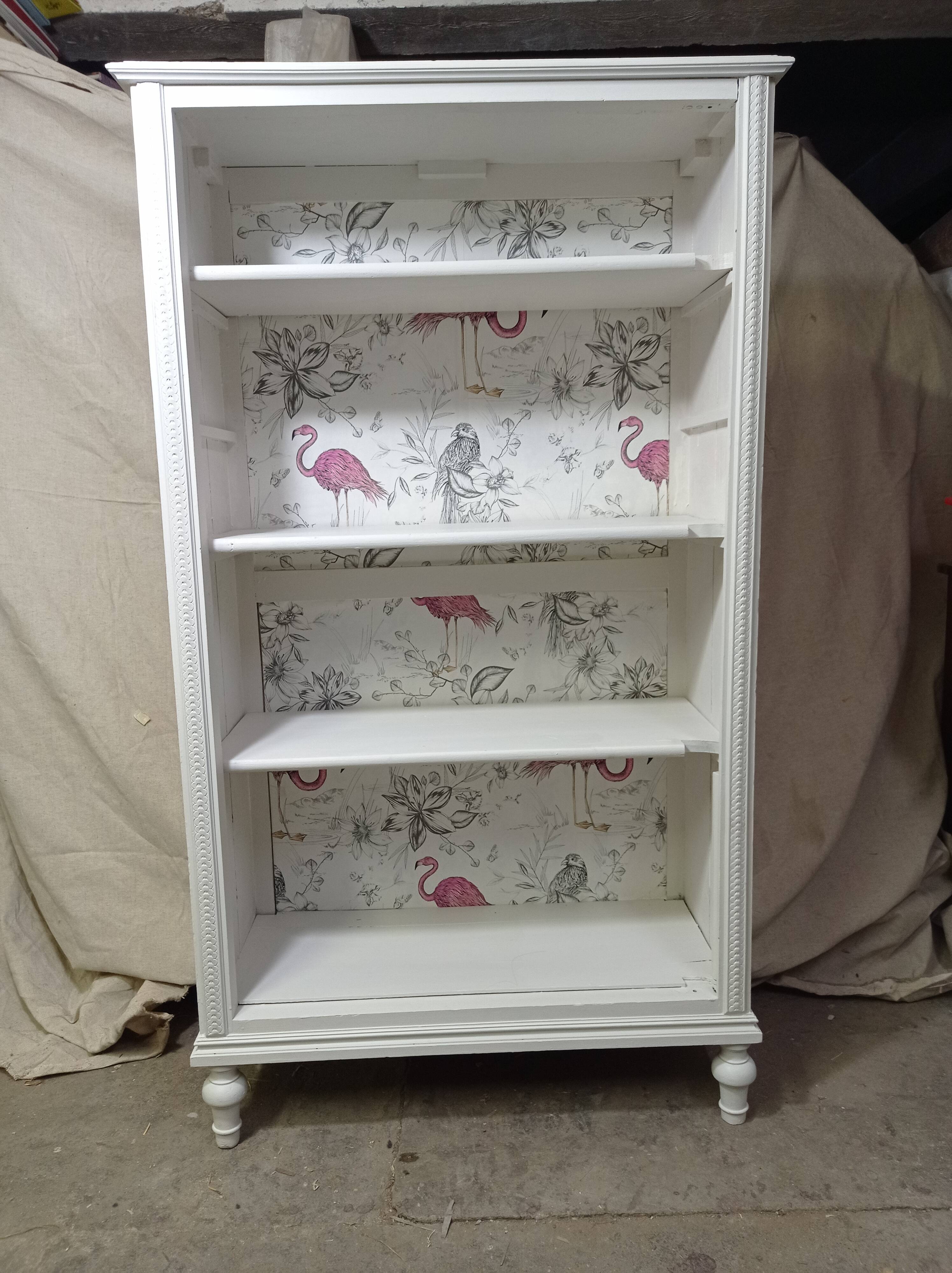Armoire avec papier peint