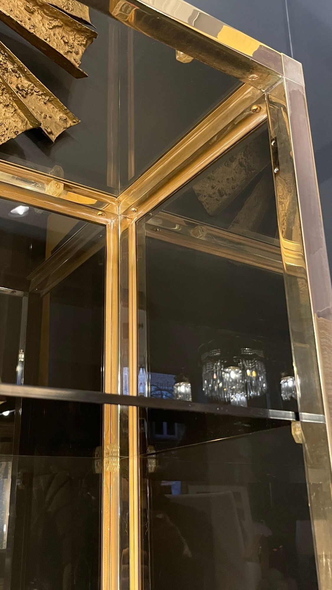 Hollywood Regency style bookcase shelf, gilded brass and black lacquered wood, 1970