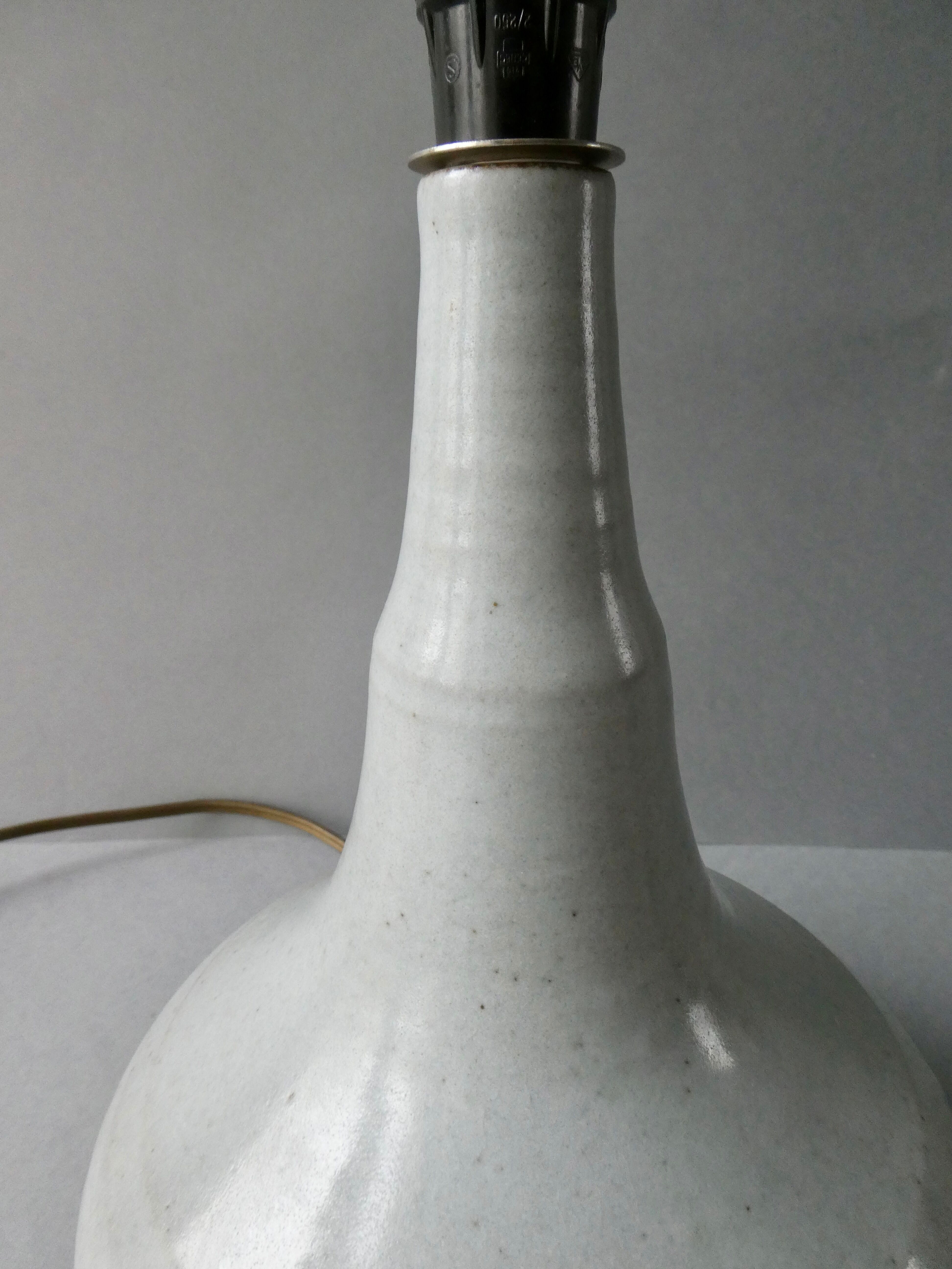 Lampe en grès ton gris bleu des années 70