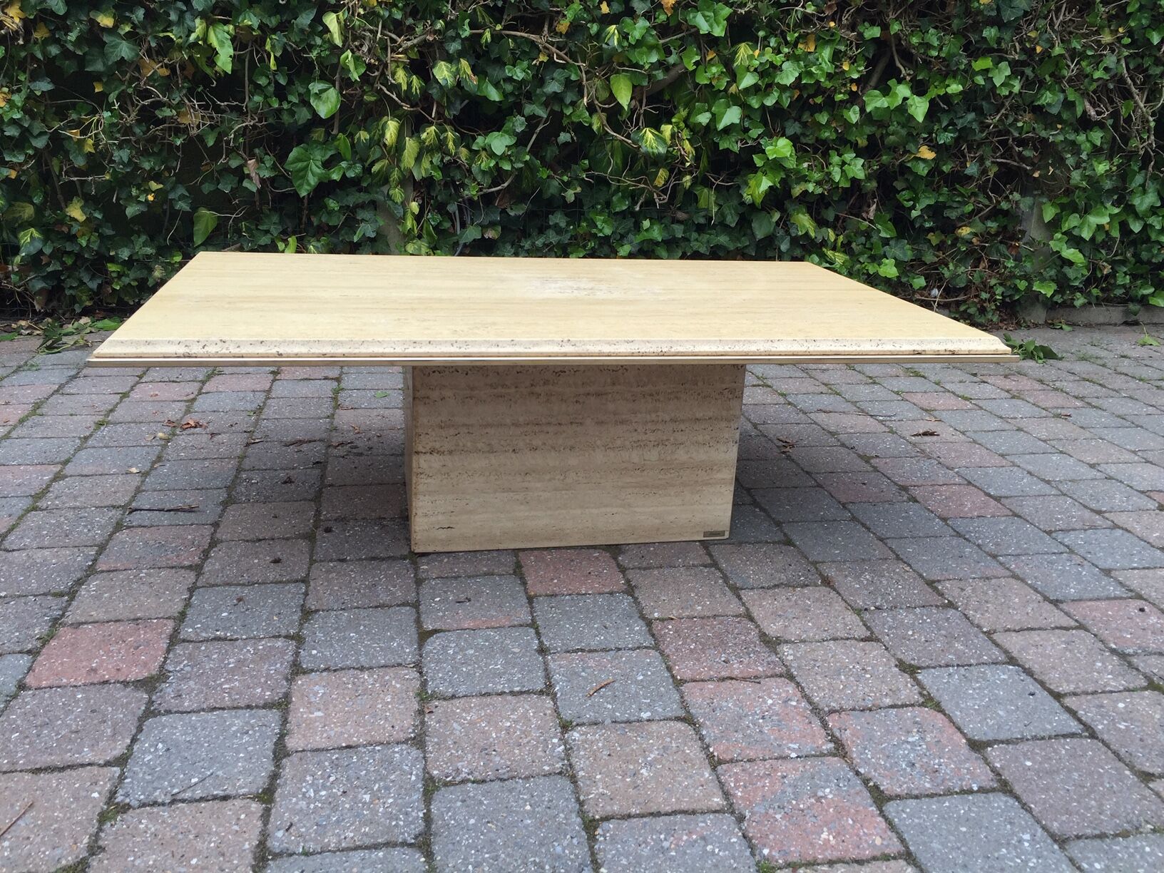 Table basse vintage en travertin et laiton de Fedam 1970