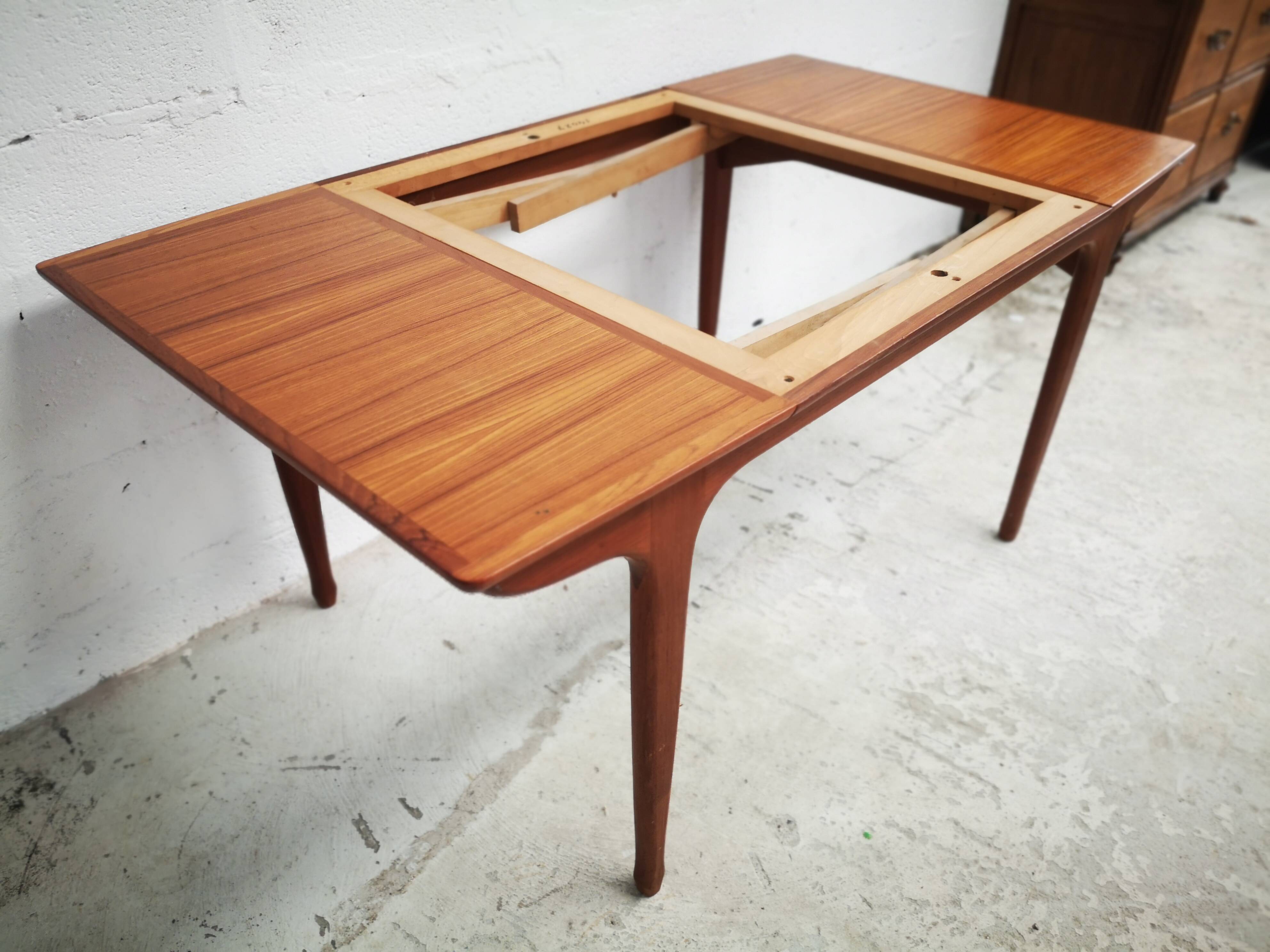 Table à manger extensible par Meubles TV / Tricoire & Vecchione
