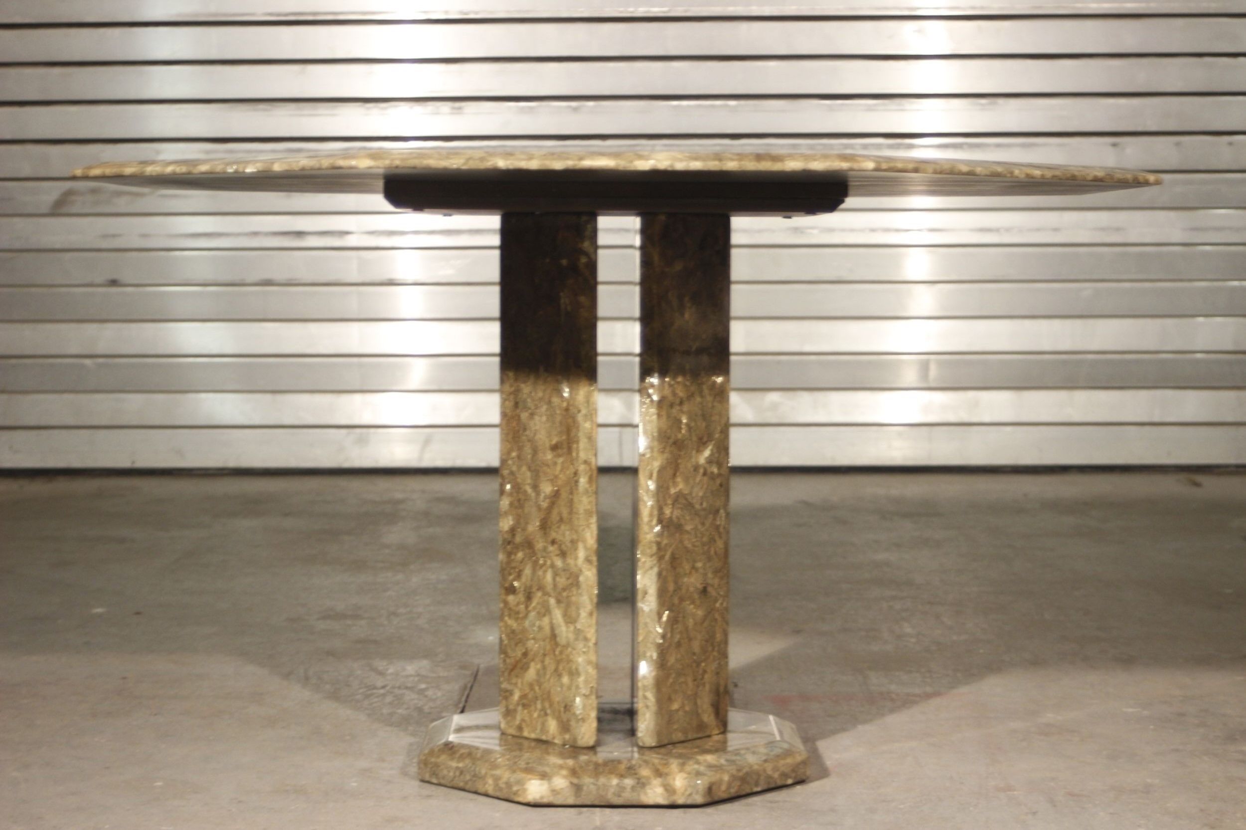 Octagonal post-modernist lounge table in marble beaded massive green quartz, Italy 1970s