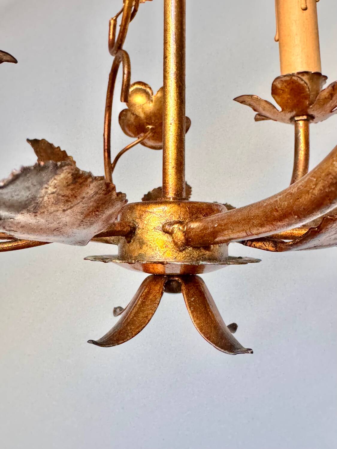Ancien lustre en métal doré vers 1960