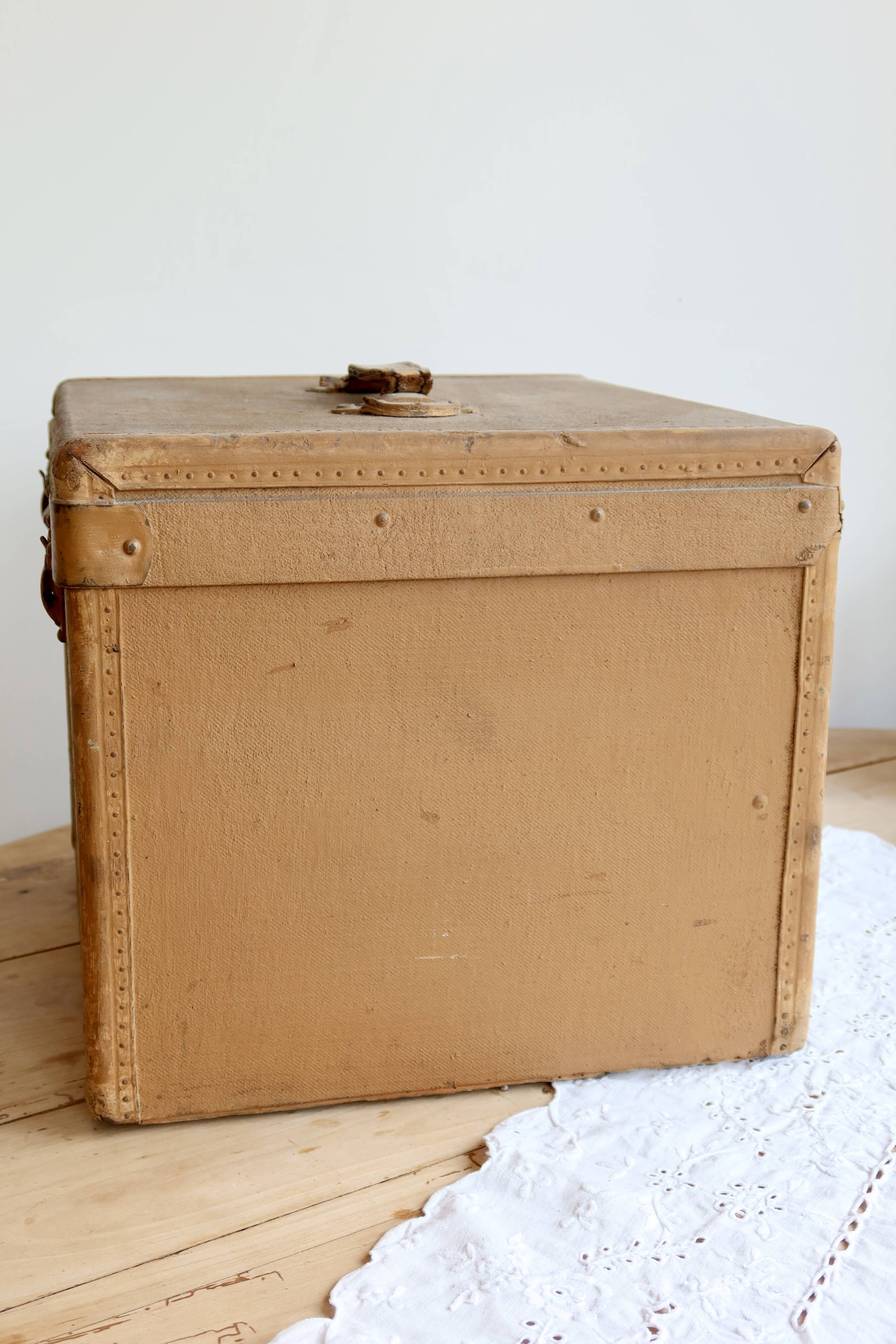 Vintage ochre trunk – Storage chest