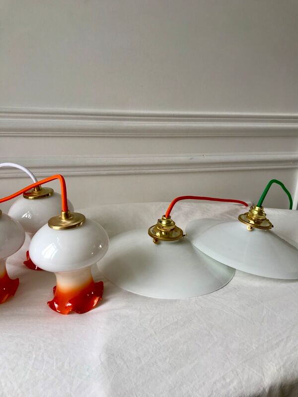 Ensemble de 4 suspensions tulipes en opaline orange dégradé fil orange et blanc années 70