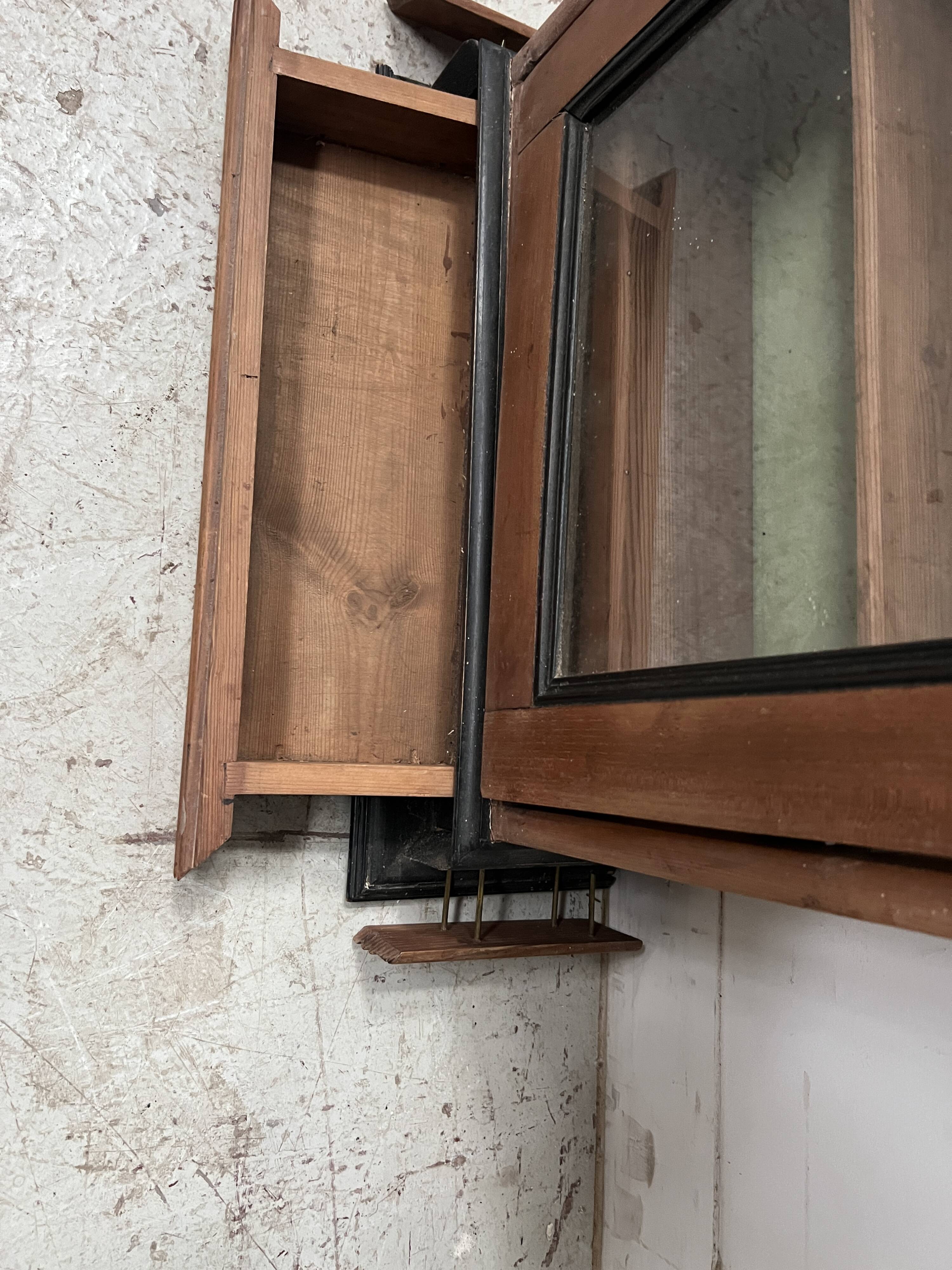 Vitrine murale en bois naturel XIX siècle