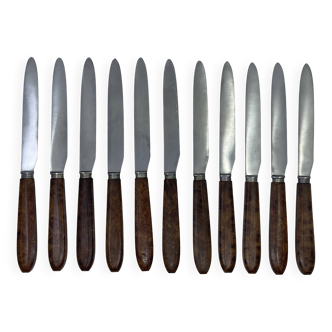Set of 11 dessert knives with amourette wood handles and filigree decoration.