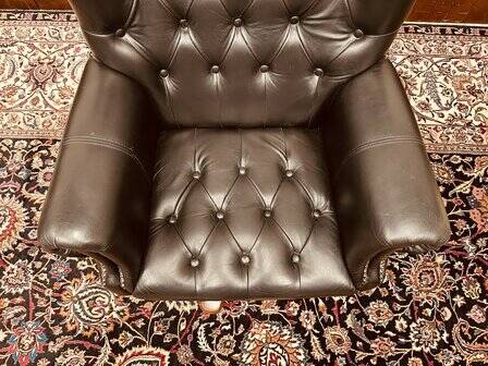 Chaise de directeur Chesterfield classique anglaise noire