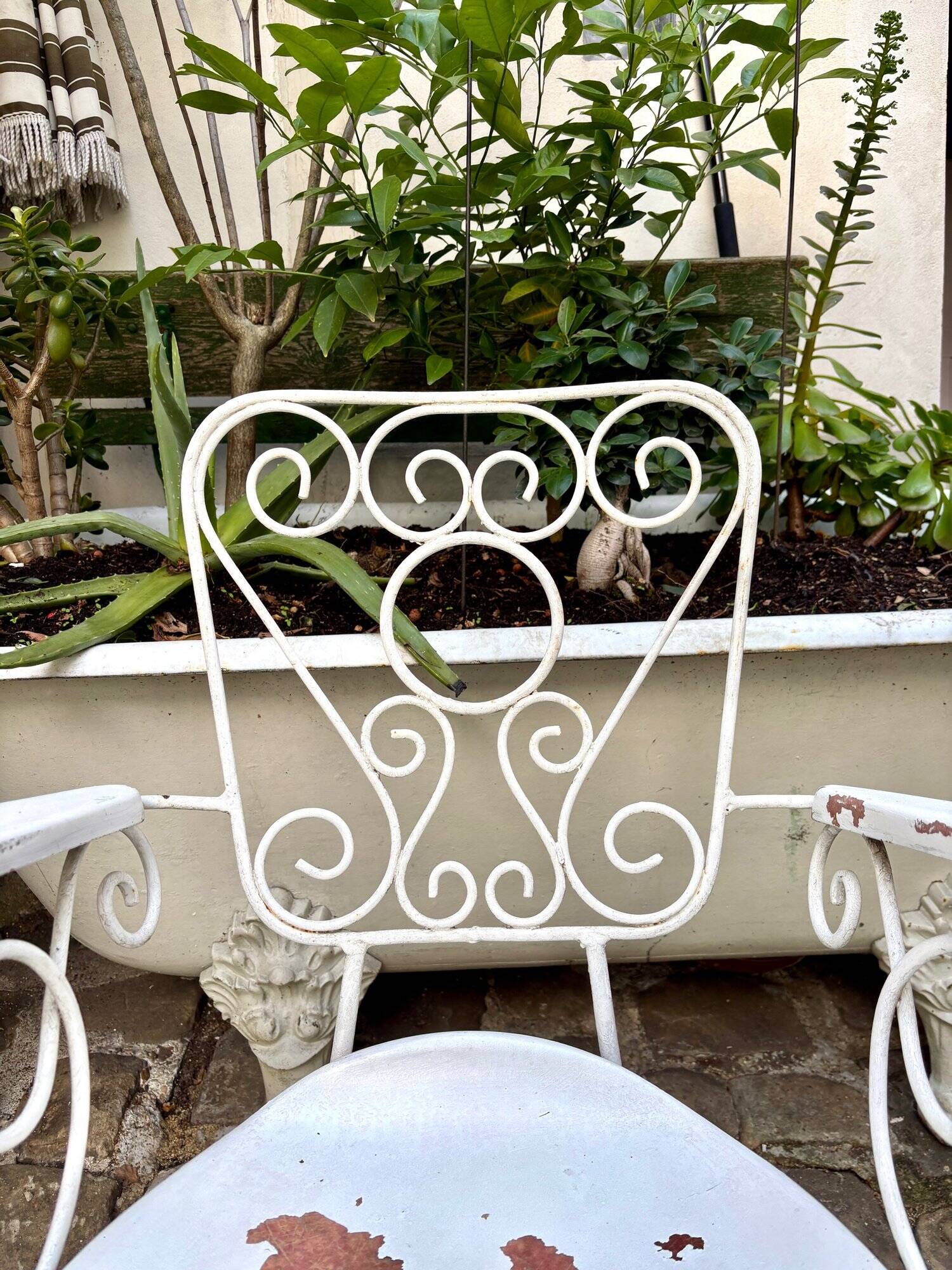 White cast iron garden chair no. 1