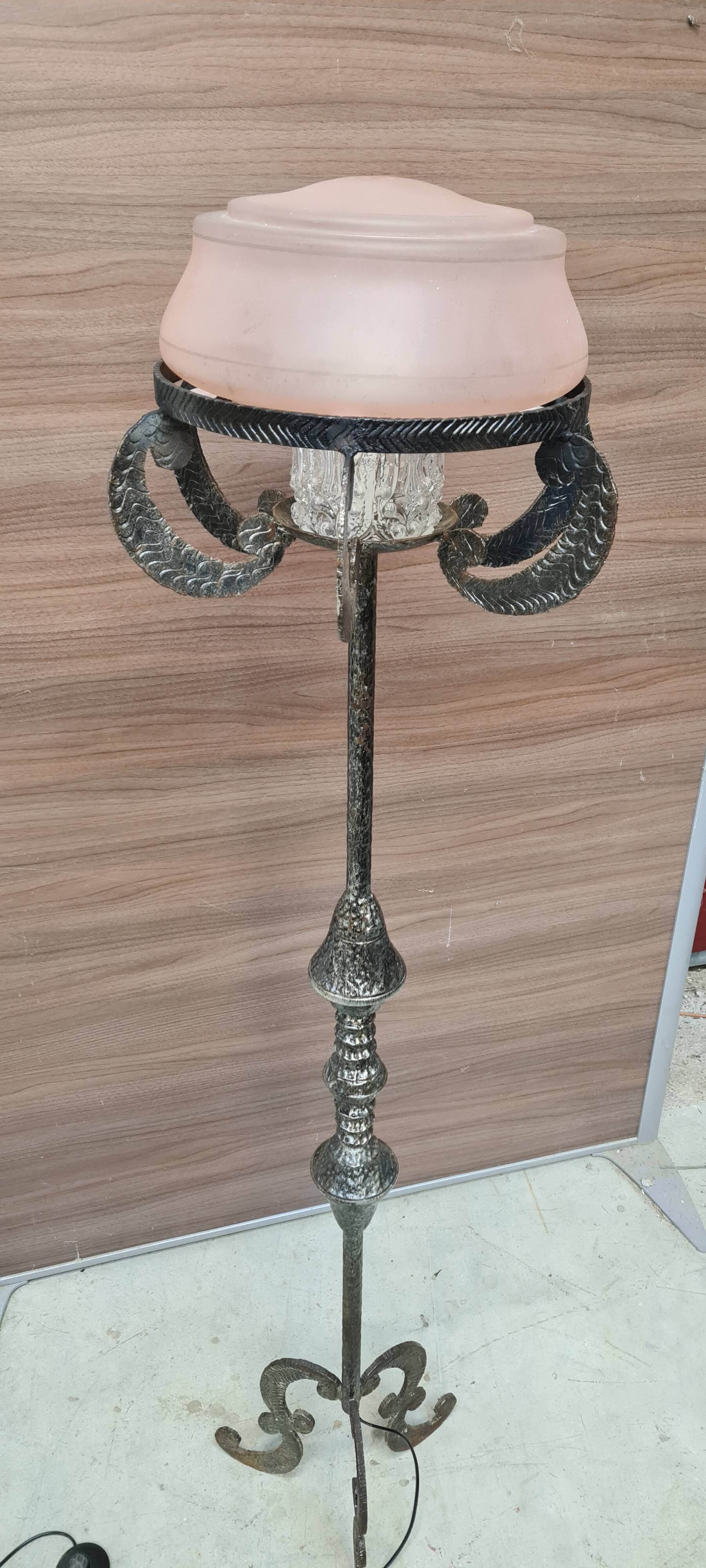 Hammered and patinated steel floor lamp, art deco style, 160cmx30 opaque pink glass and molded glass