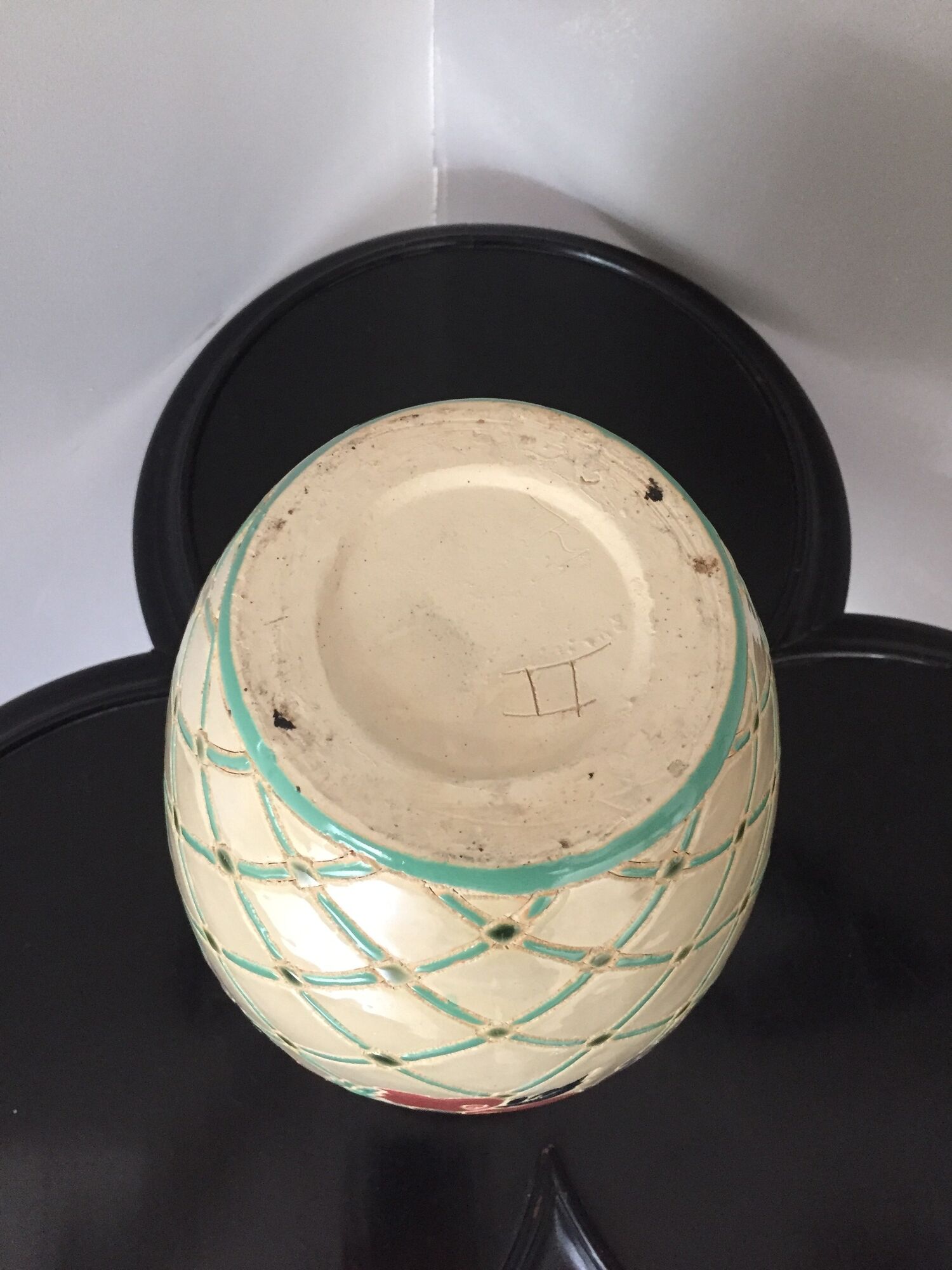 Vase in sandstone with decorations of diamonds and fruits