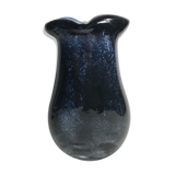 Vase ancien verre multicouche bleu, intérieur blanc vintage