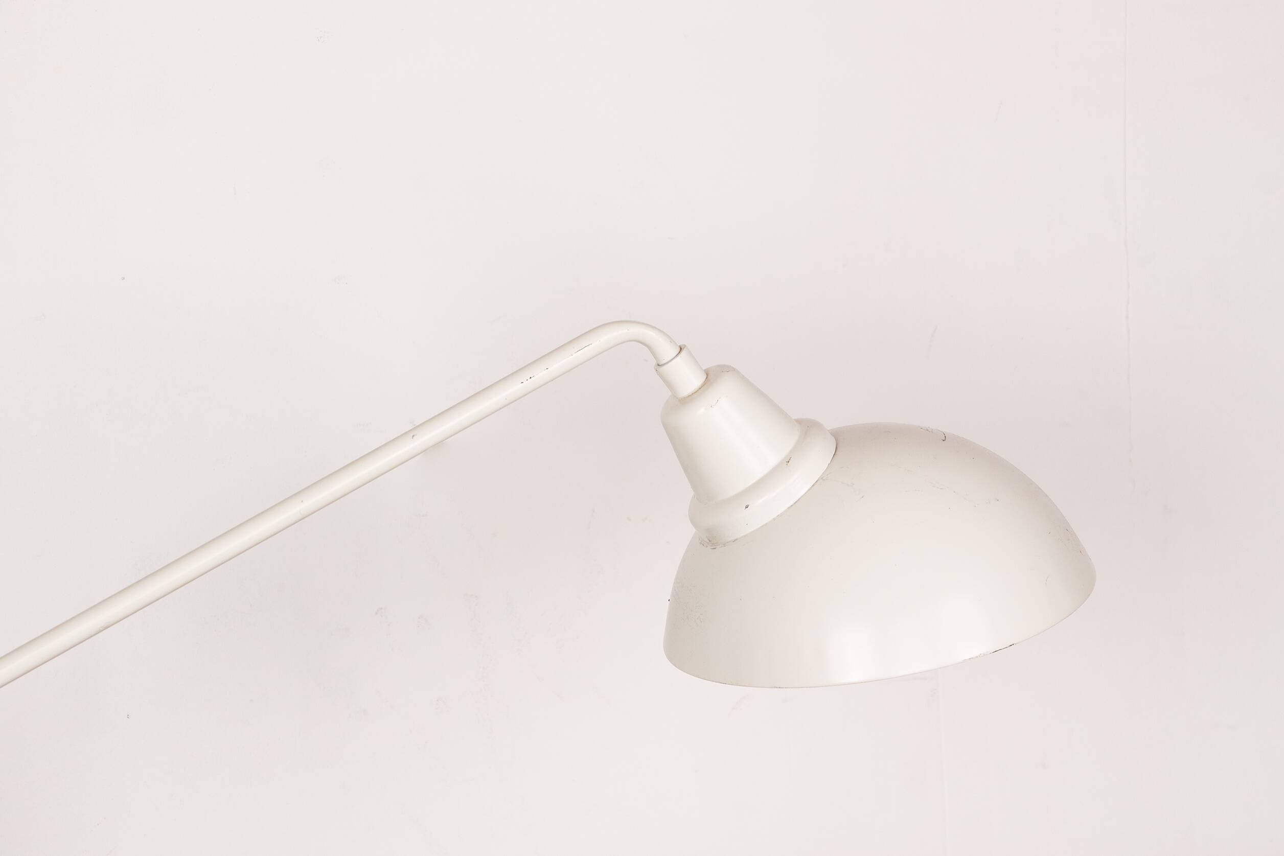 Tilting desk lamp in white metal 1960.