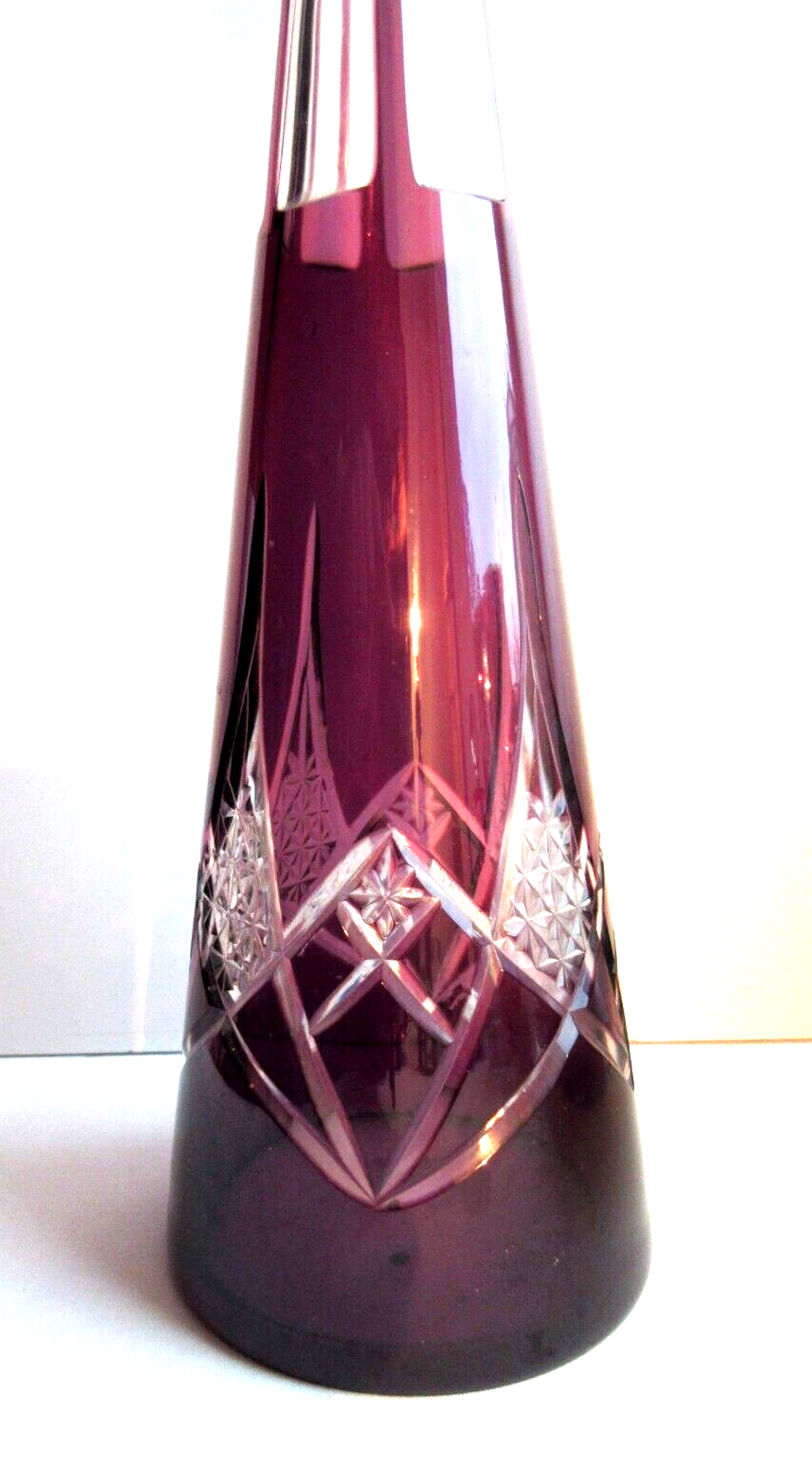 Carafe cristal Baccarat Saint-Louis, modèle Massenet ciselée violette et blanche