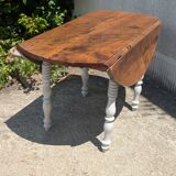 Oval folding table