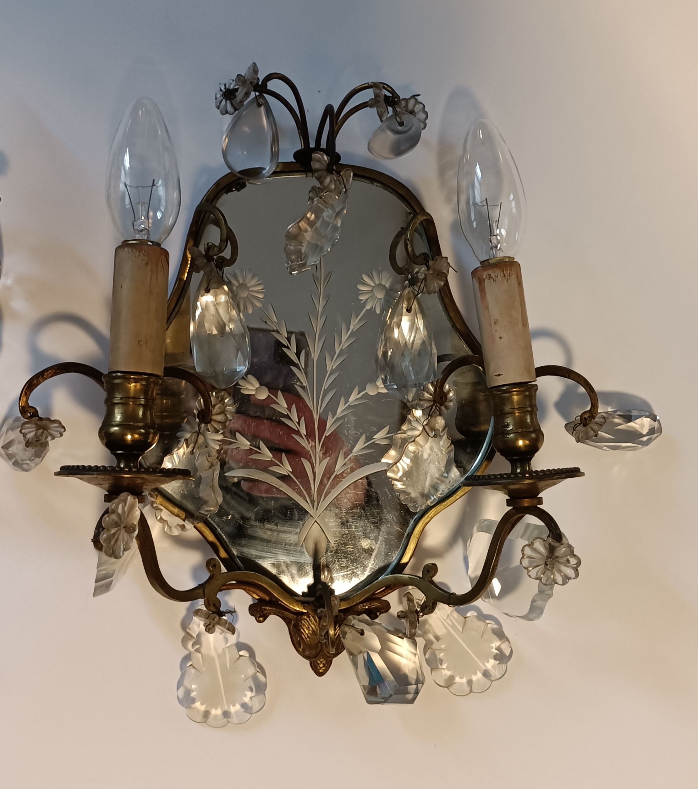 Pair of mirror sconces with two arms of light with gilded brass grapevines, Italy 1960.