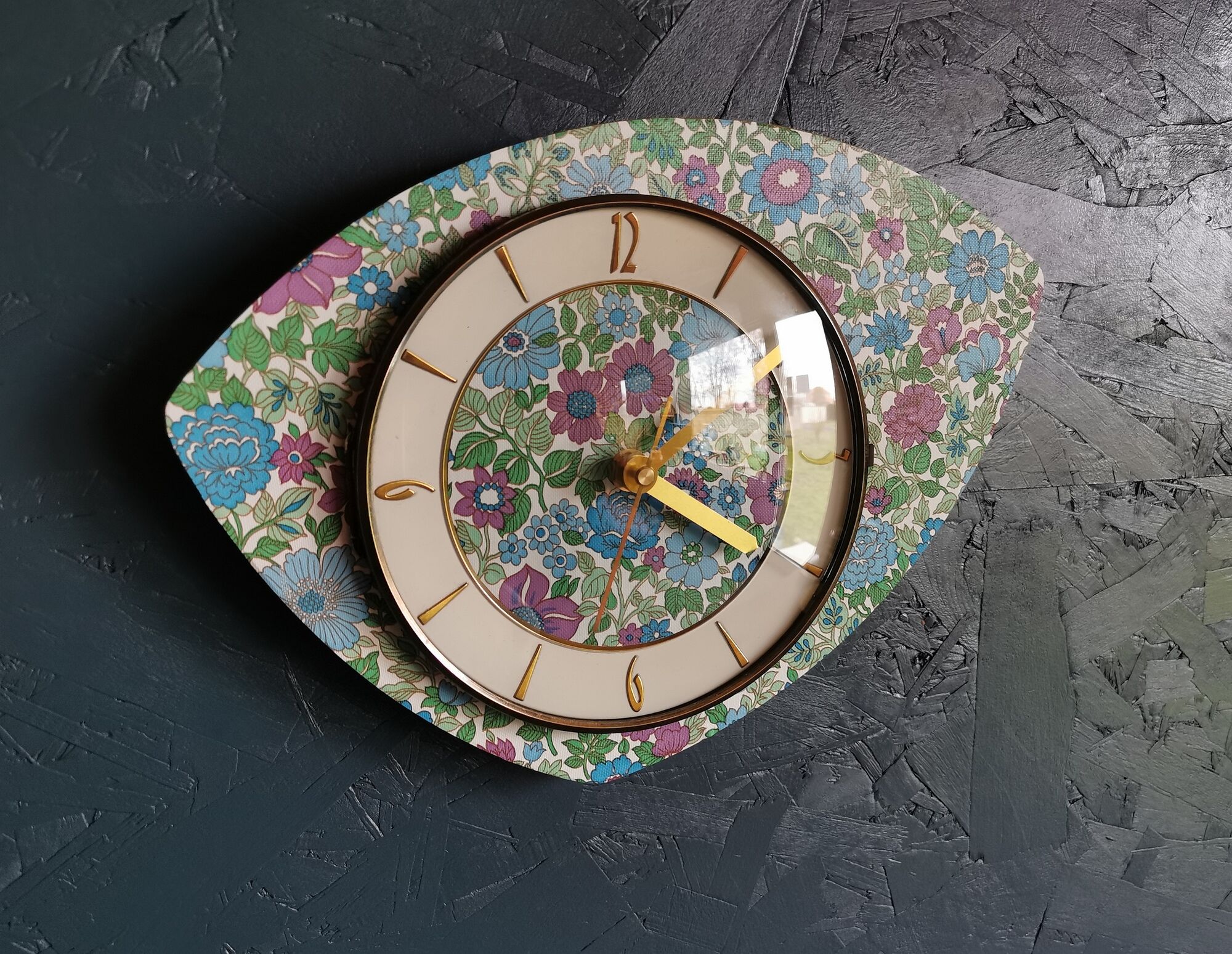 Vintage formica clock asymmetrical silent wall clock "Fleurie bleu violet"