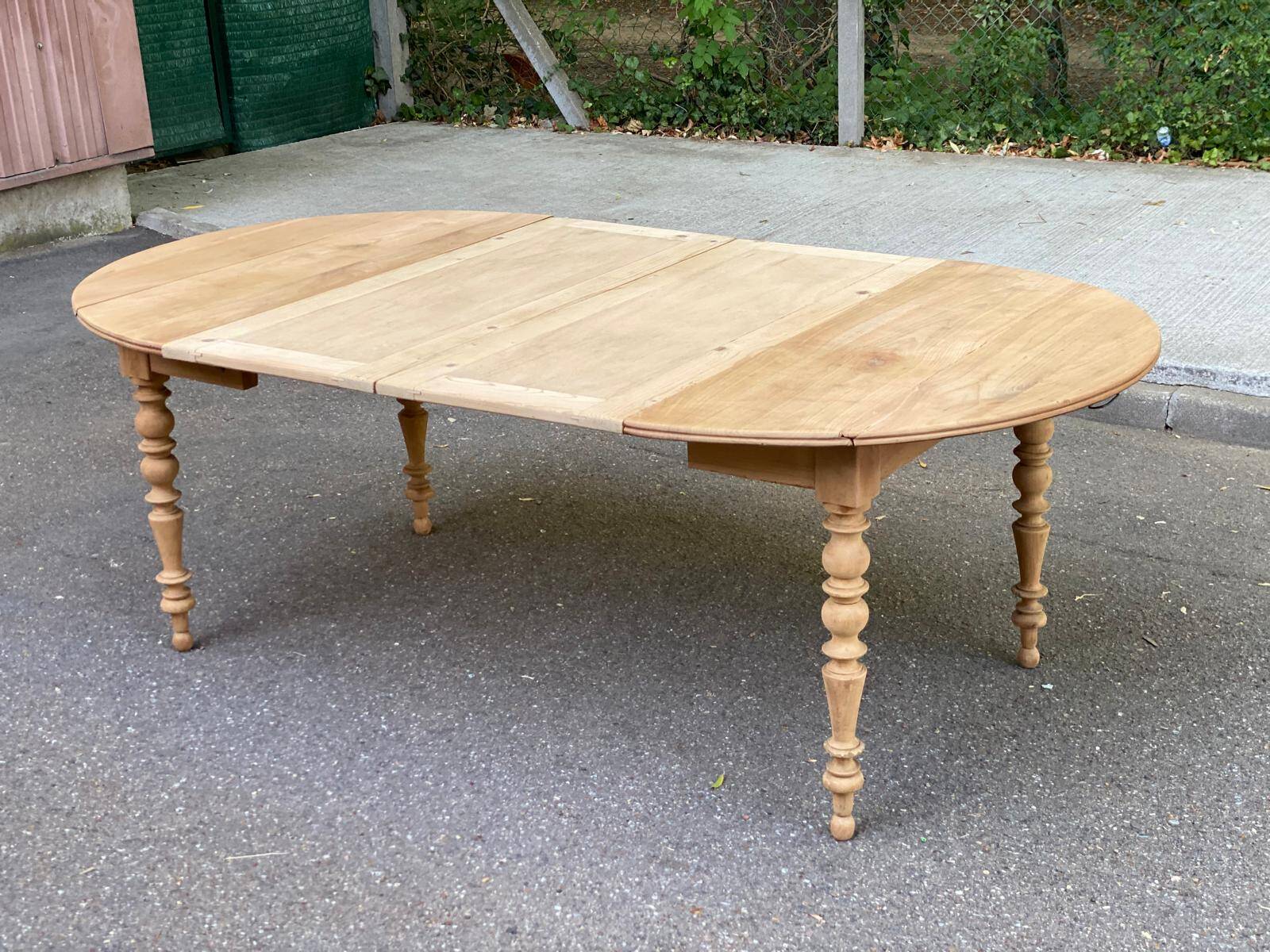 Table à manger ronde extensible à volets décapée en noyer brut 2 rallonges