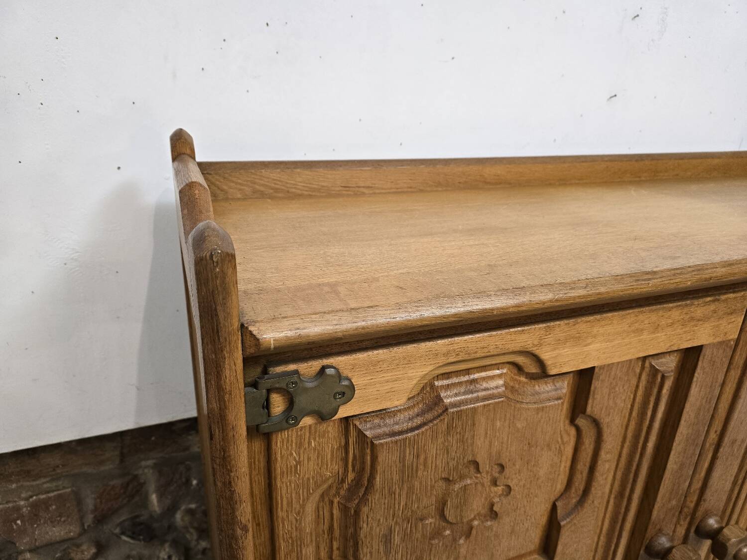 Buffet en chêne 1970 Guillerme et Chambron pour Votre Maison édition Circa