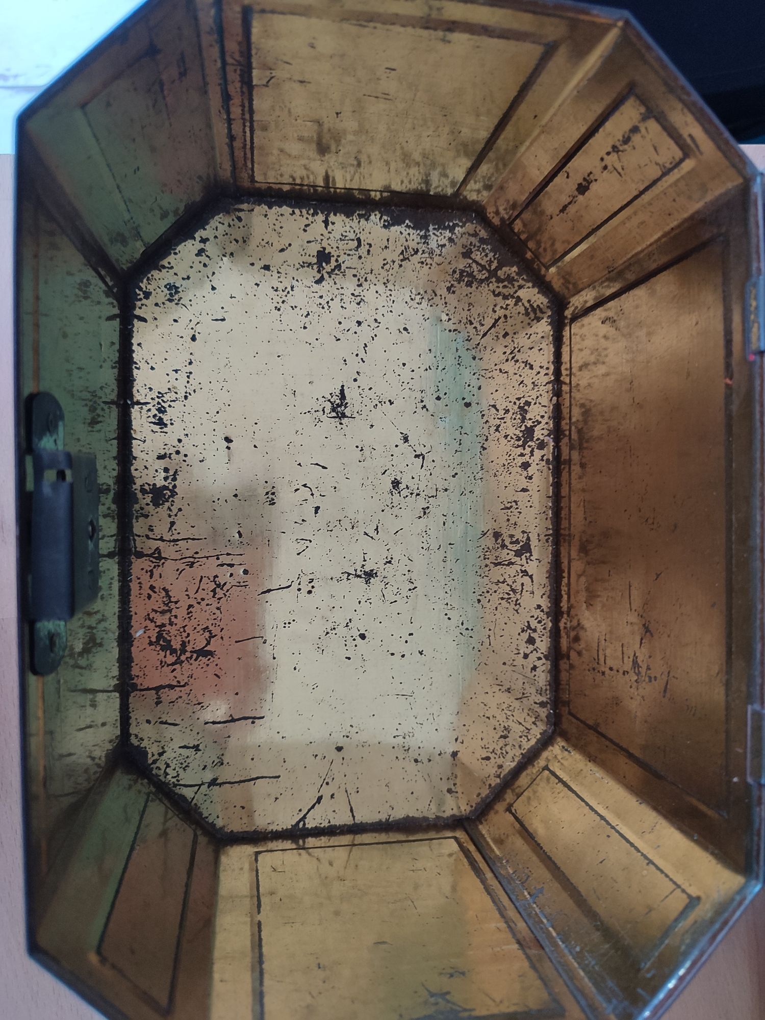 Ancient jewelry box in lithographed sheet metal Cléopâtre Egypt