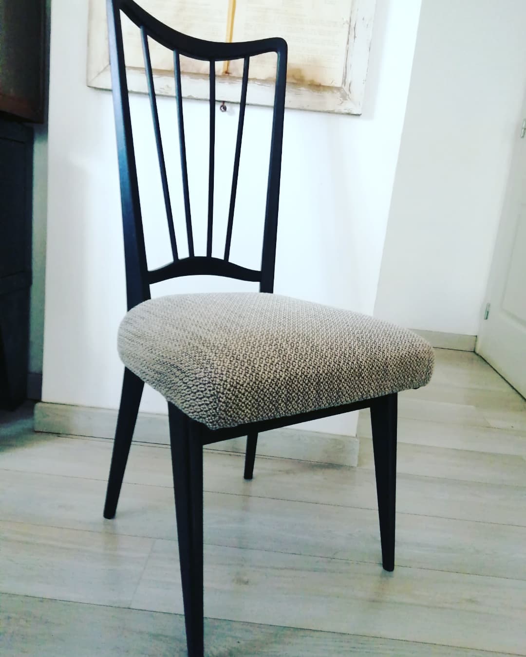 Lot 2 chairs wood fabric