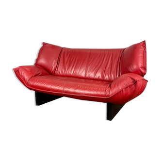 Leolux Tango sofa in cherry red color