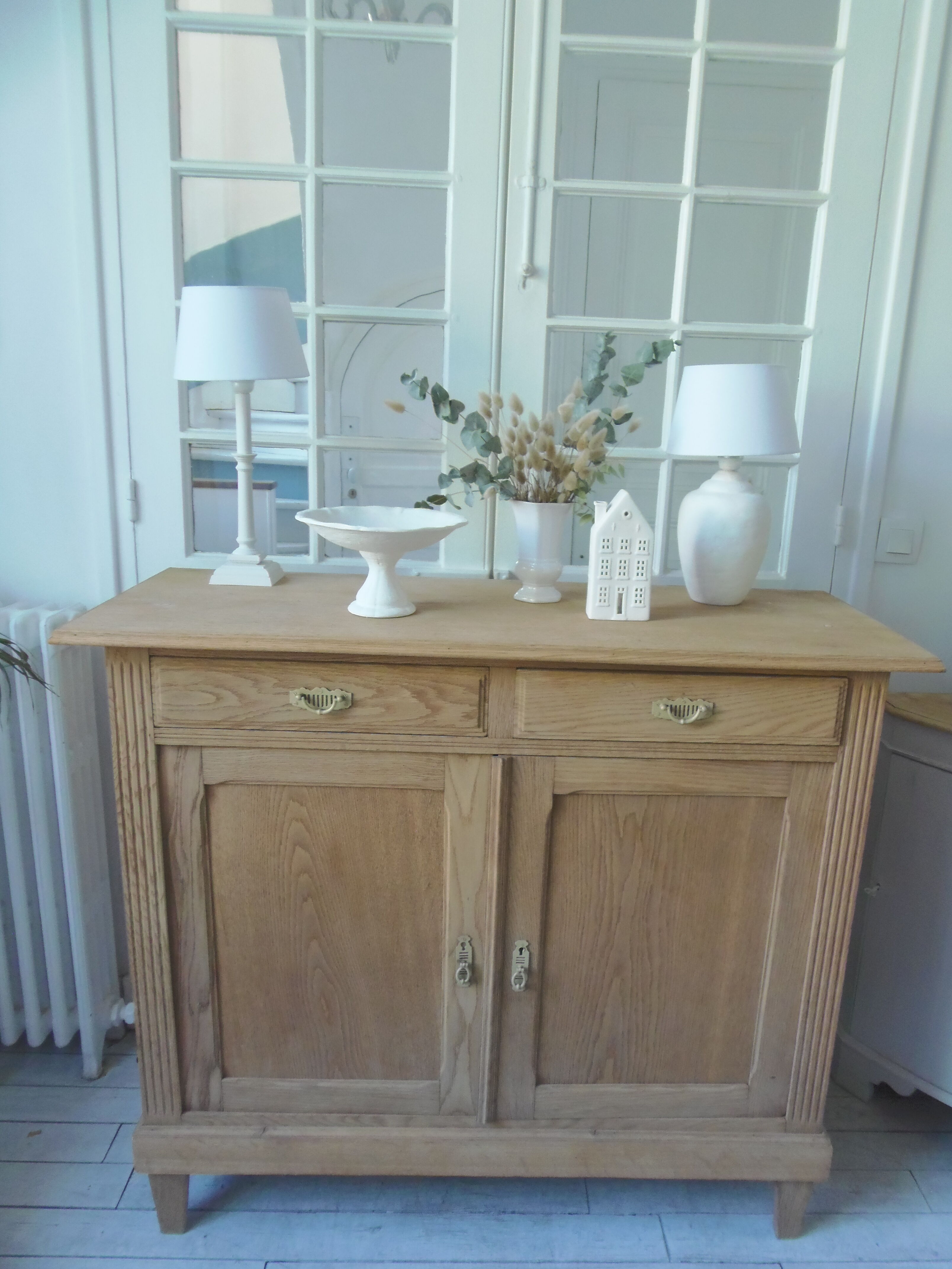 Vintage oak sideboard, 2 drawers, 2 doors, 1 shelf.
