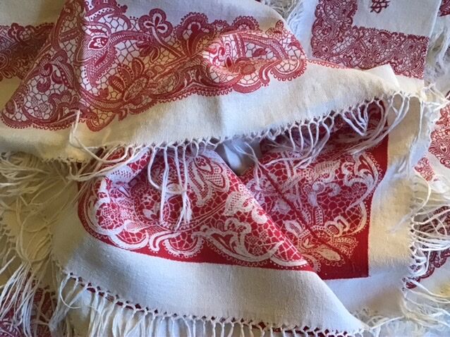 Red and white square sheet 140x140 and 6 towels
