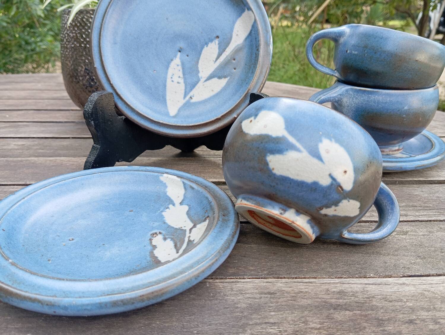 3 tasses et sous-tasses grès bleu et blanc vintage signé