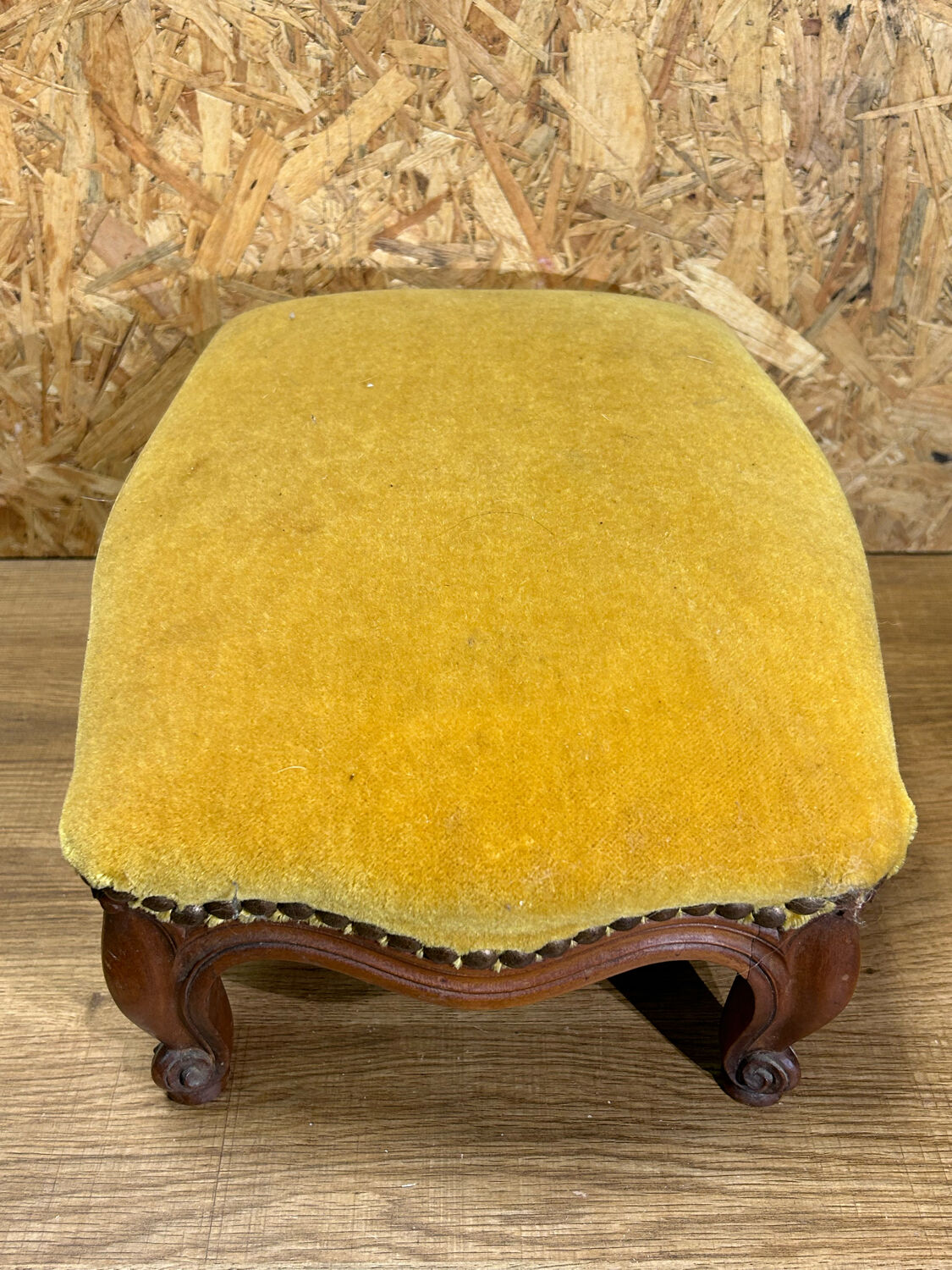 Ancien repose pied bois tissu velours ocre tabouret style Louis XV vintage