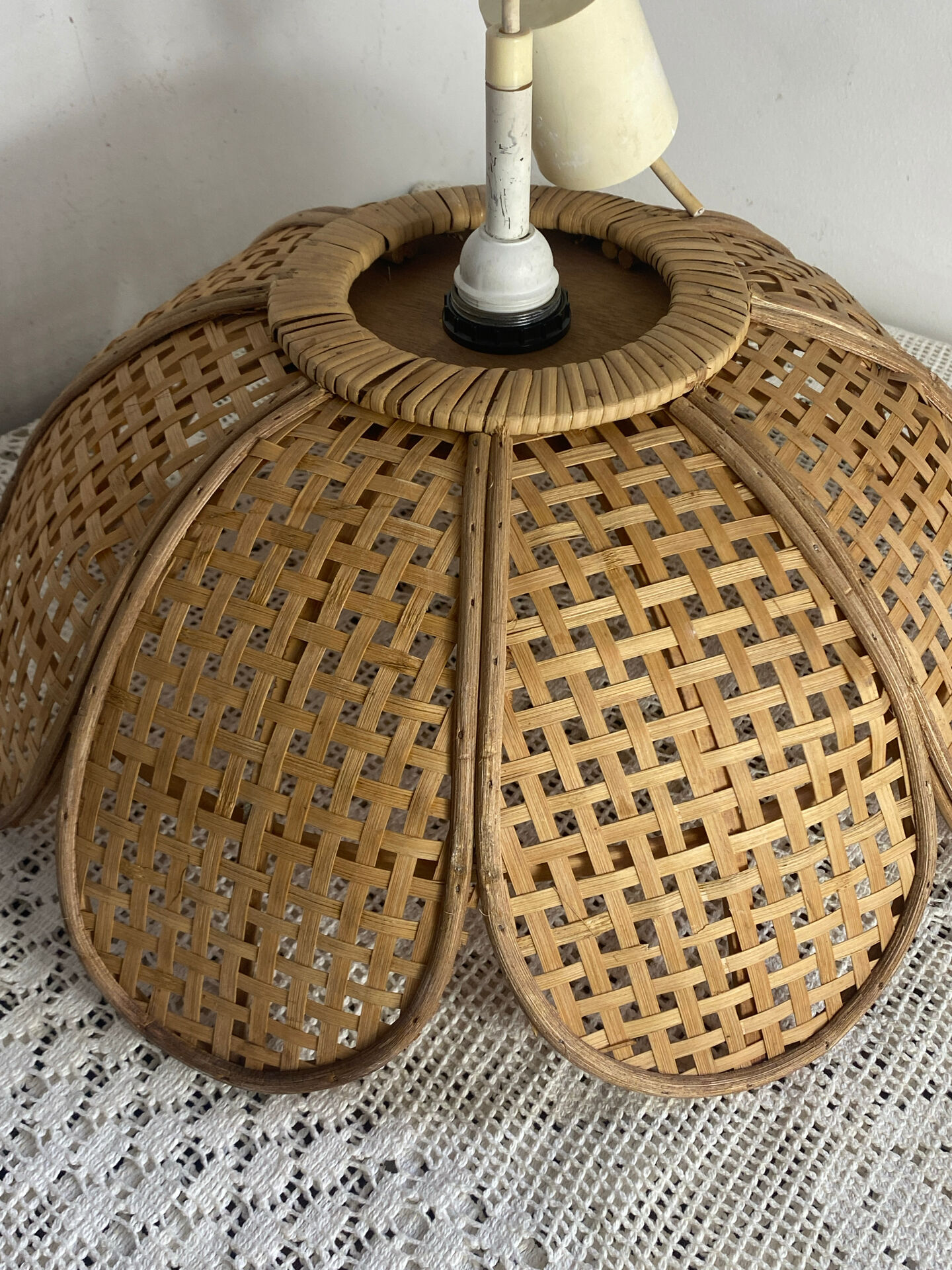 Natural woven wicker flower suspension