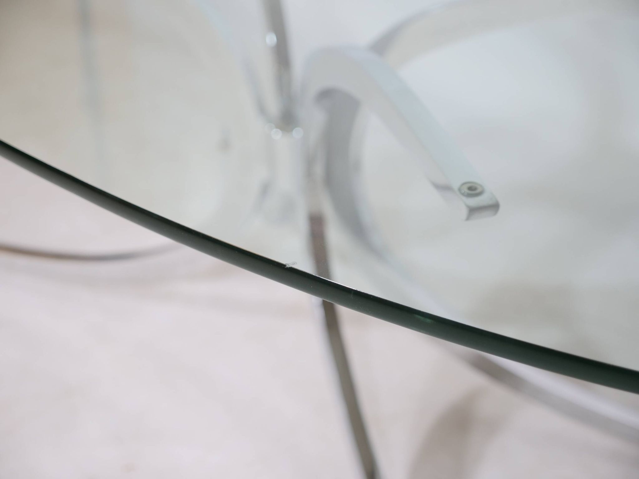 Table basse pieds araignée chromés et verre années 1970 Italie