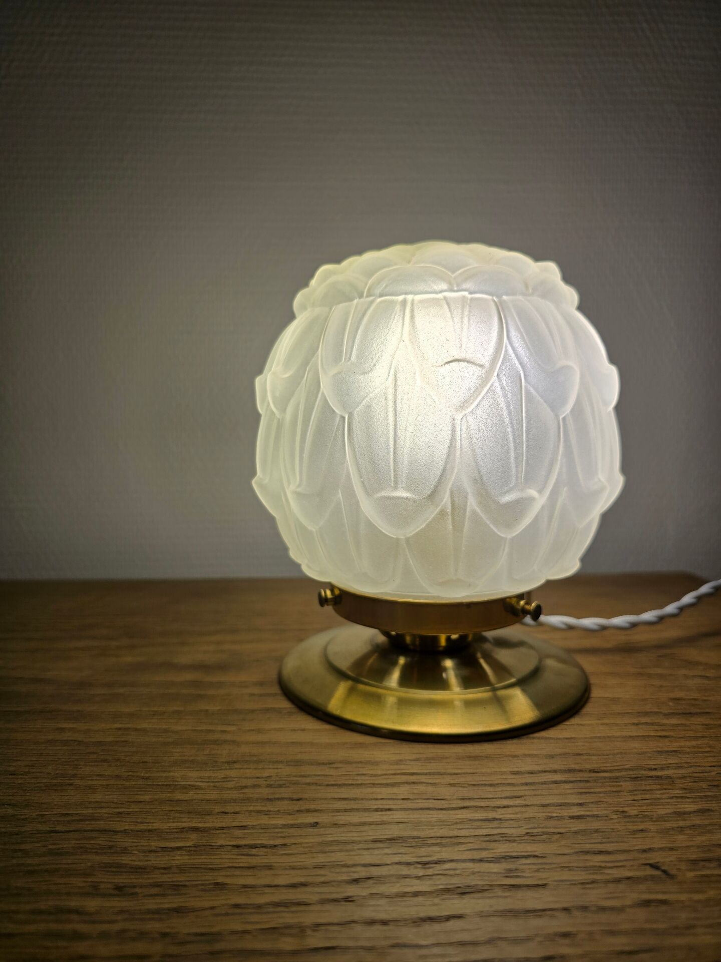 Vintage Art Deco table lamp with its artichoke globe.