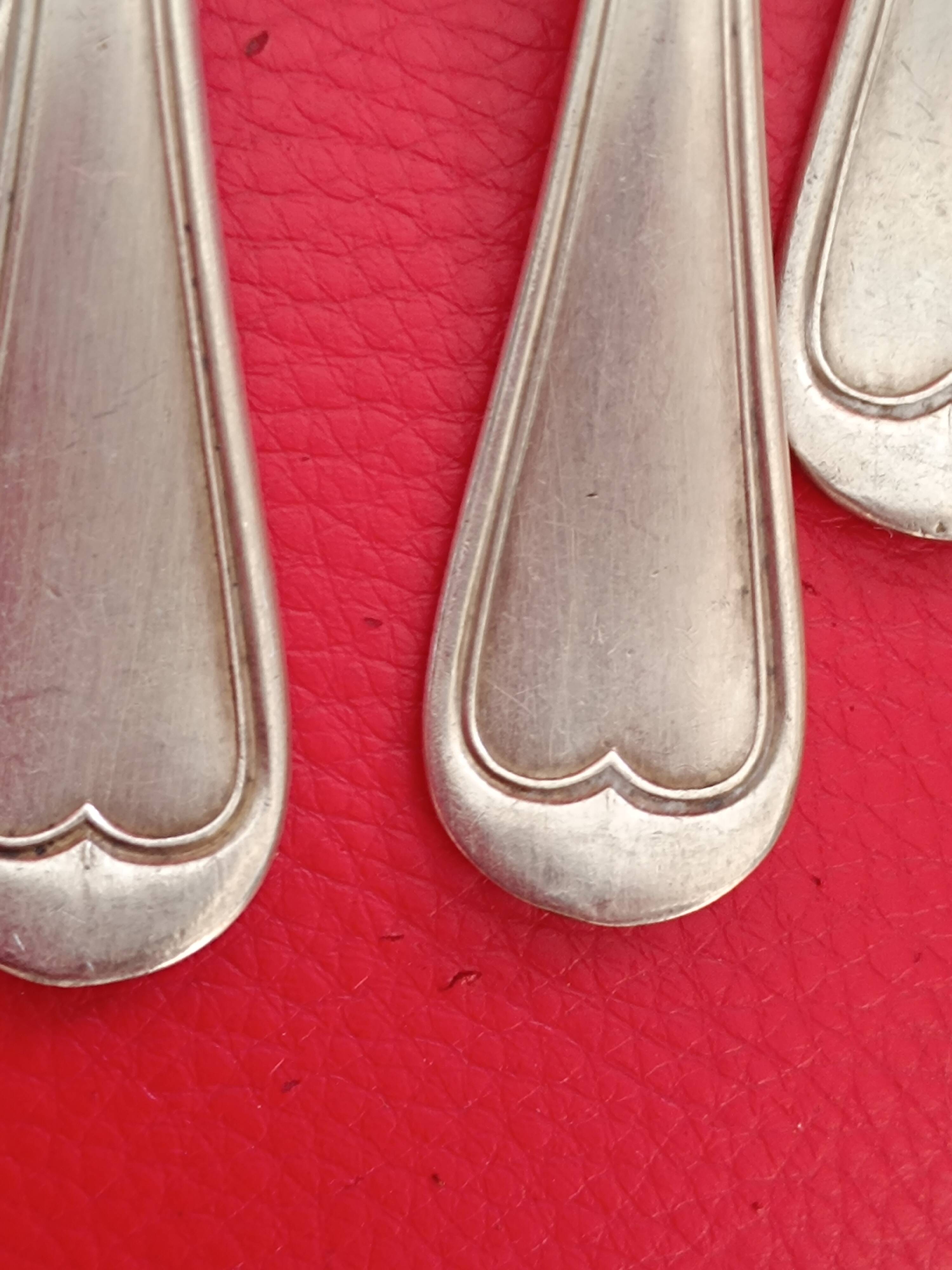 11 Small silver-plated spoons.
