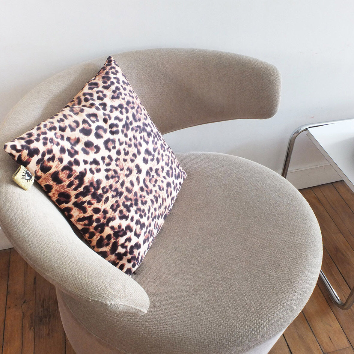 Leopard velvet cushion