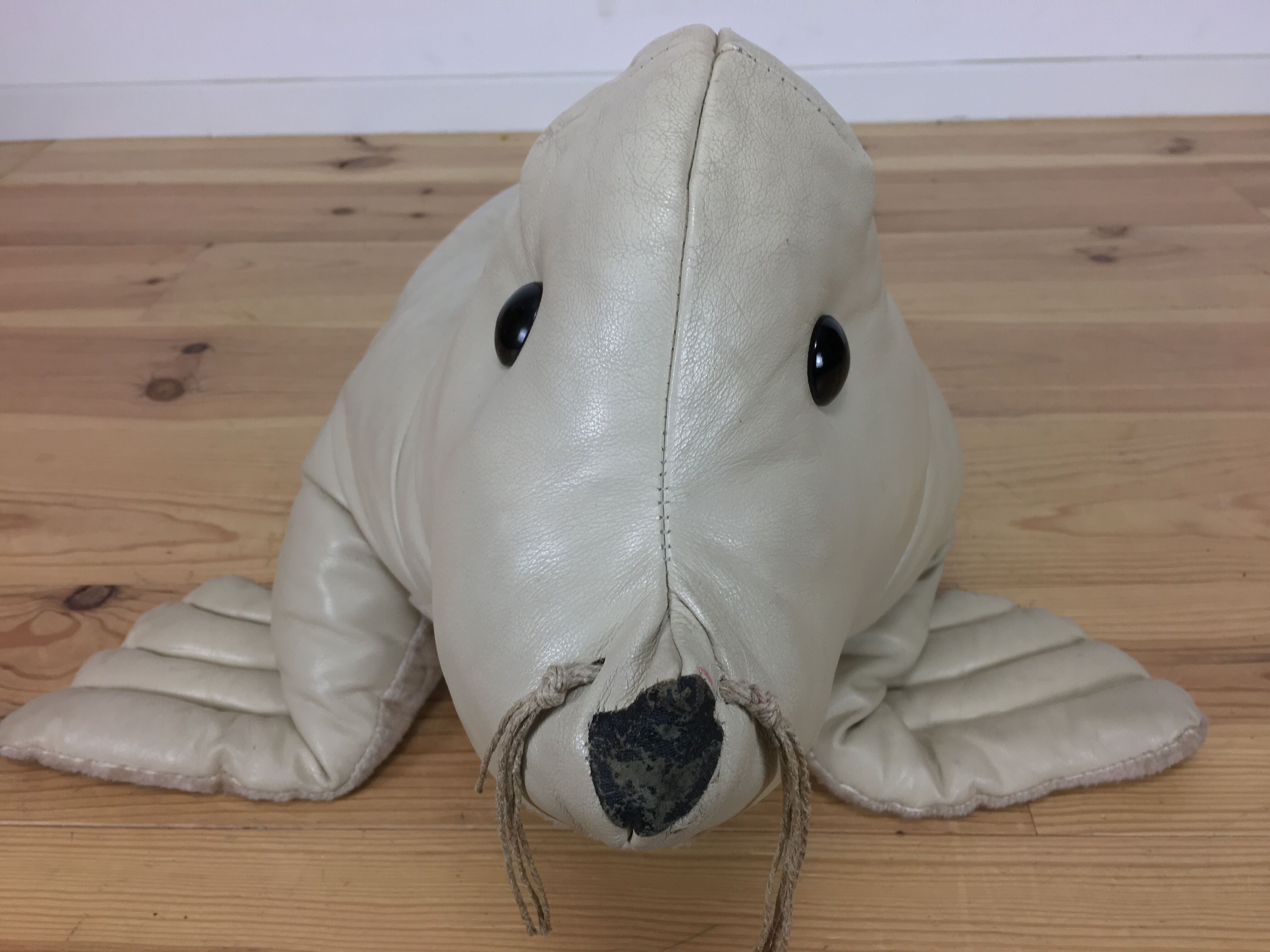 Omersa seal, white leather foot rest