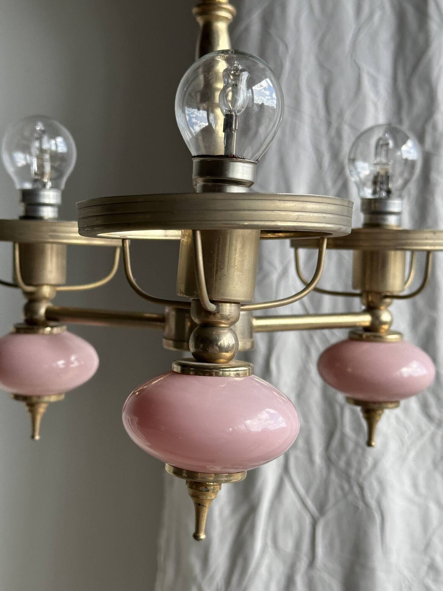 Petit lustre rose et doré à 3 bras de lumières