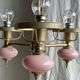 Petit lustre rose et doré à 3 bras de lumières
