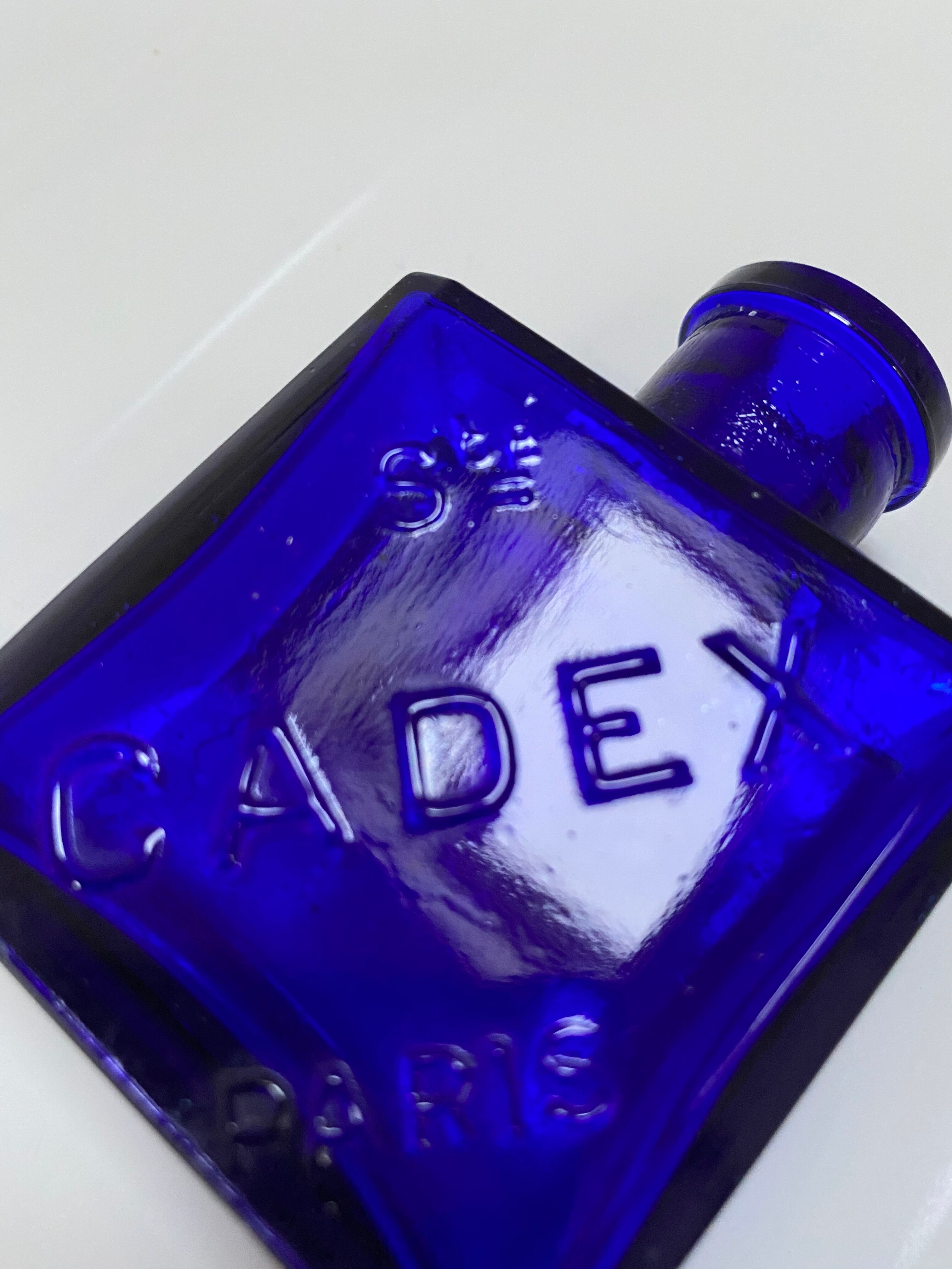 Flacon cadex en verre bleu cobalt