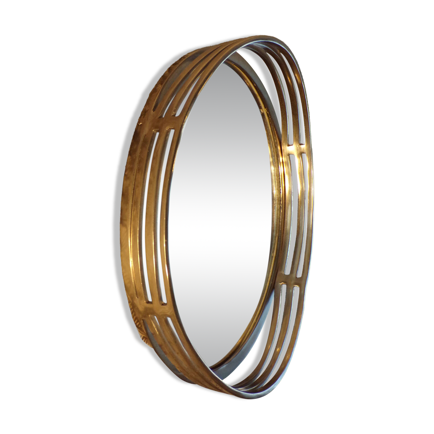Oval wall mirror in chrome metal
