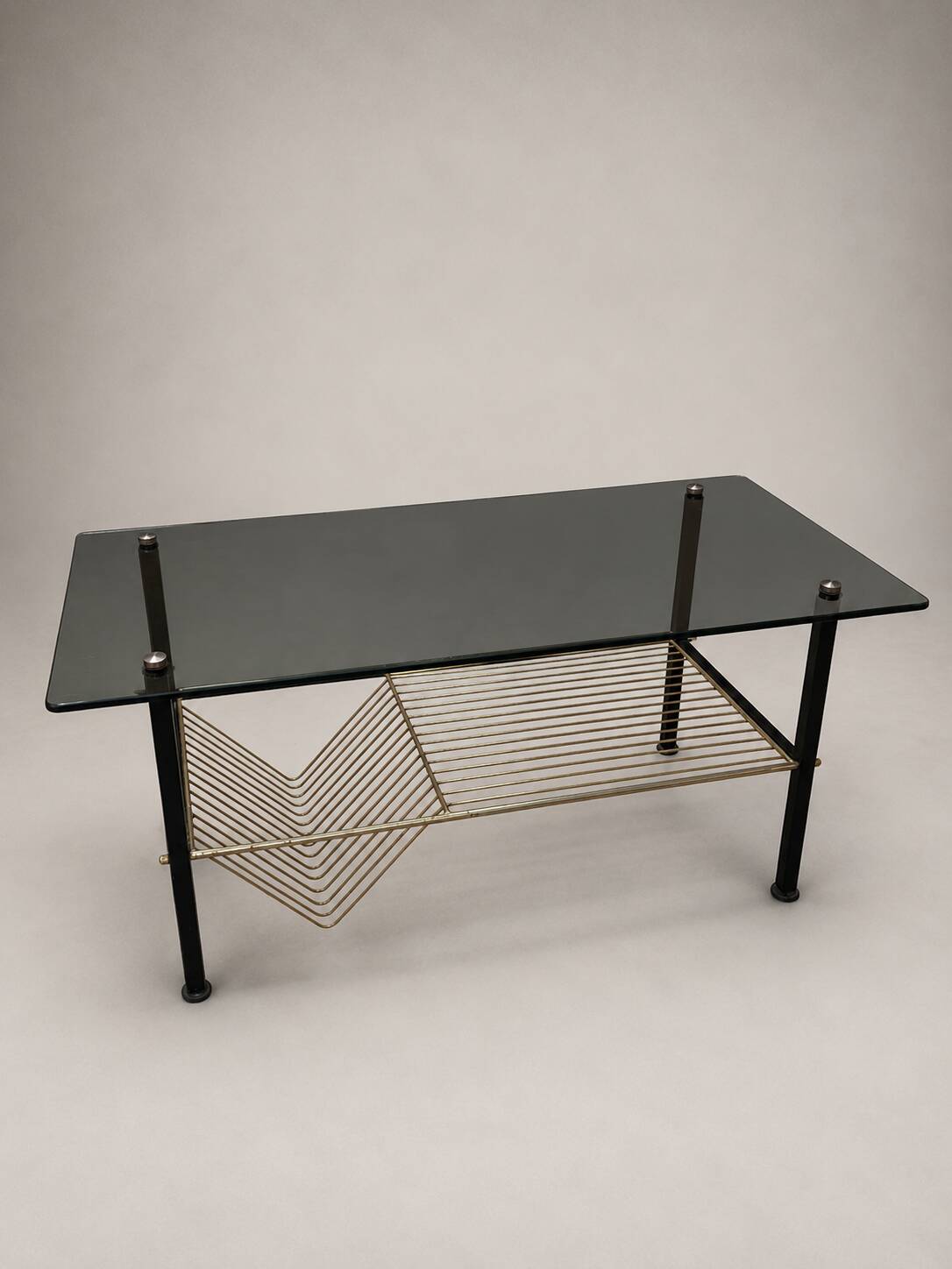 Table basse vintage verre fumé, métal noir et laiton — années 70