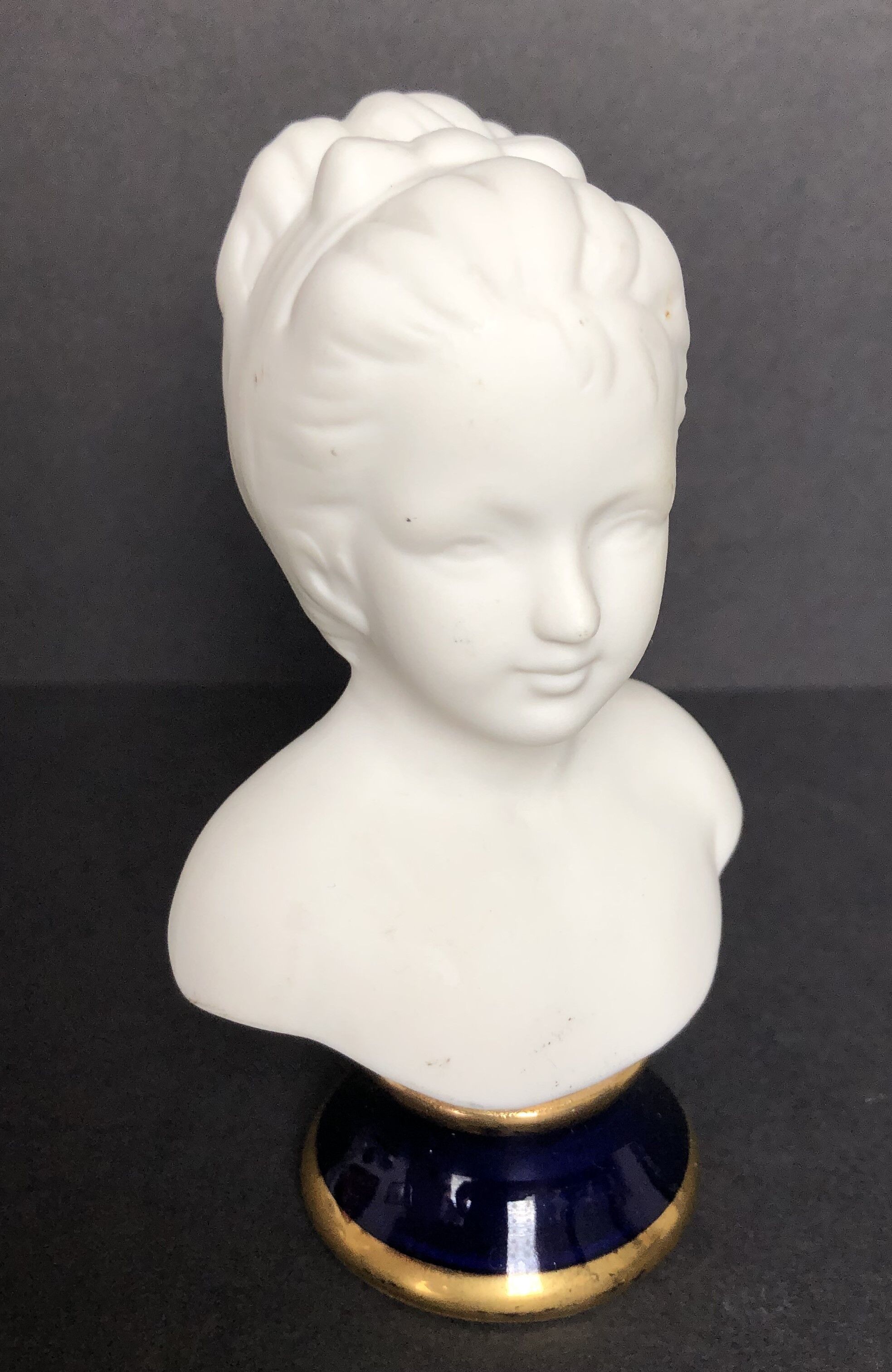 Buste de jeune femme en biscuit