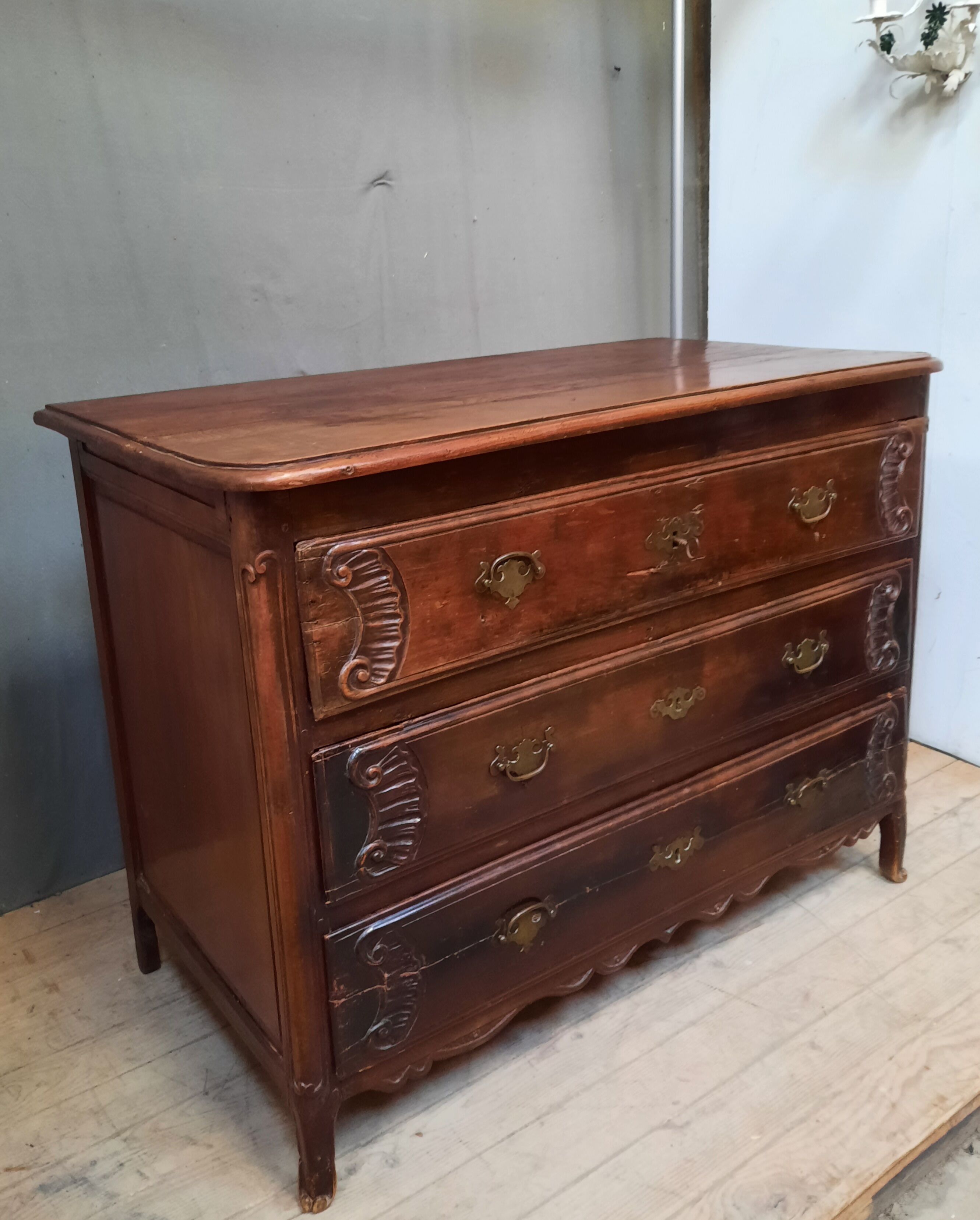 Antique oak chest of drawers