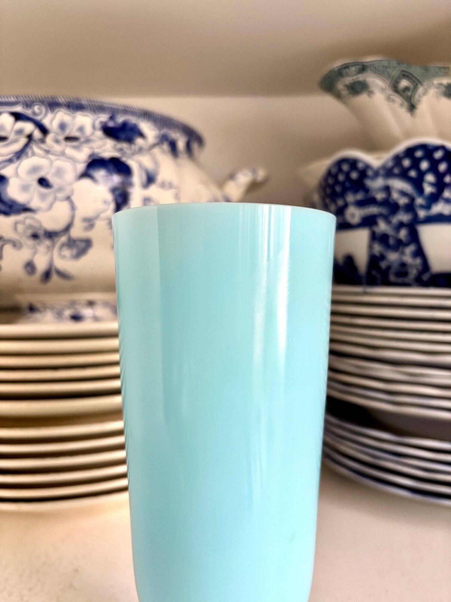 Vase en opaline bleu ciel