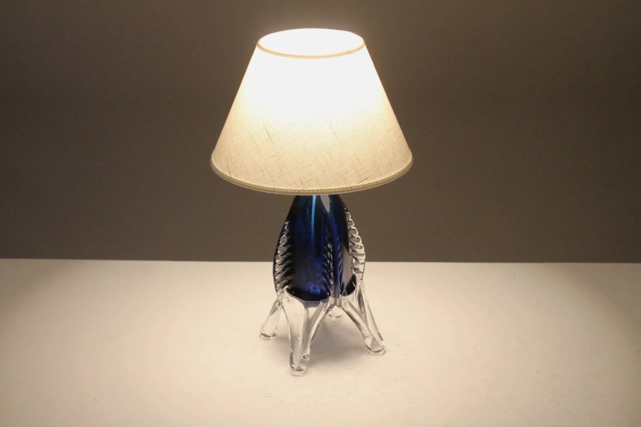 Lampe de table en verre art bleu et cristal — Suède, vers 1955-1965