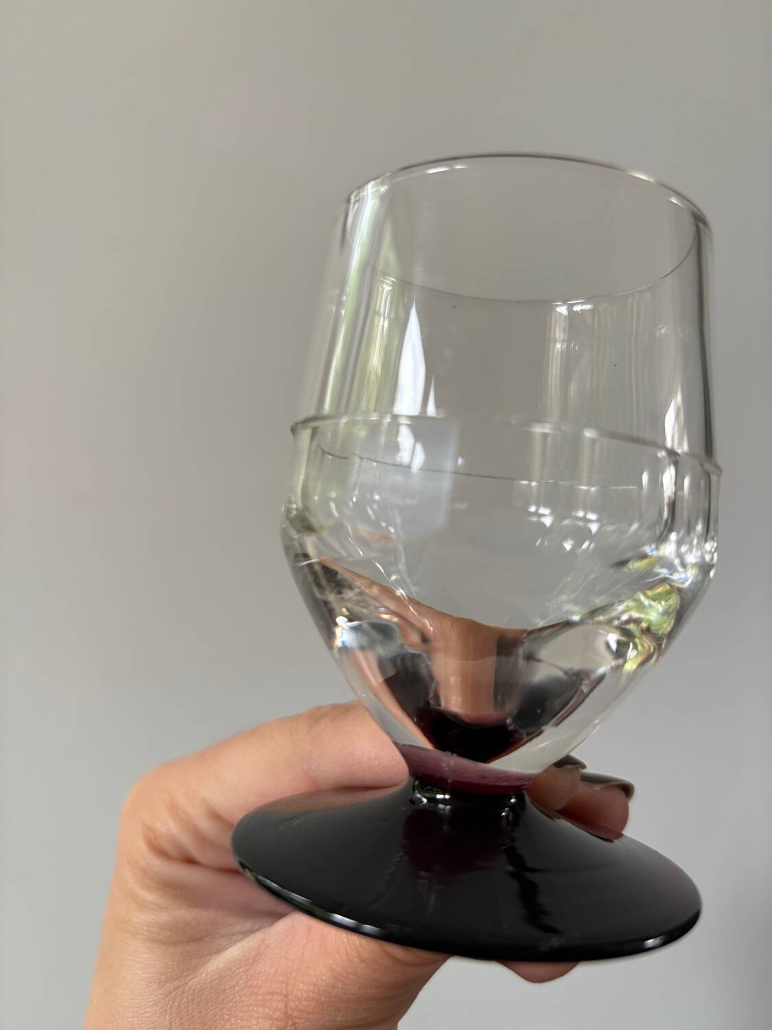 Set of 9 digestive glasses with chiseled garnet art deco feet