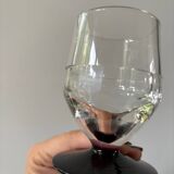 Set of 9 digestive glasses with chiseled garnet art deco feet