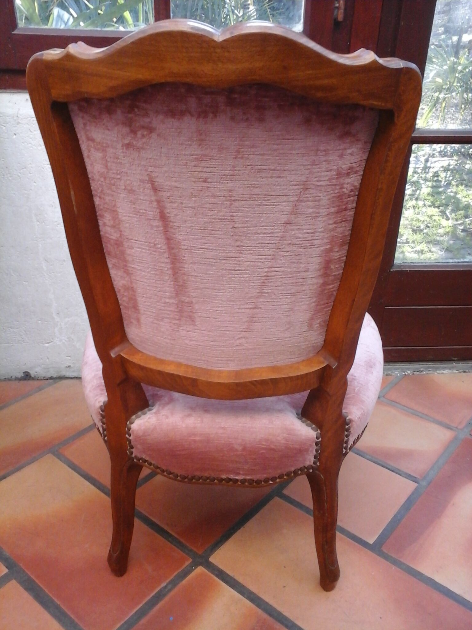 Chaise basse en velours rose