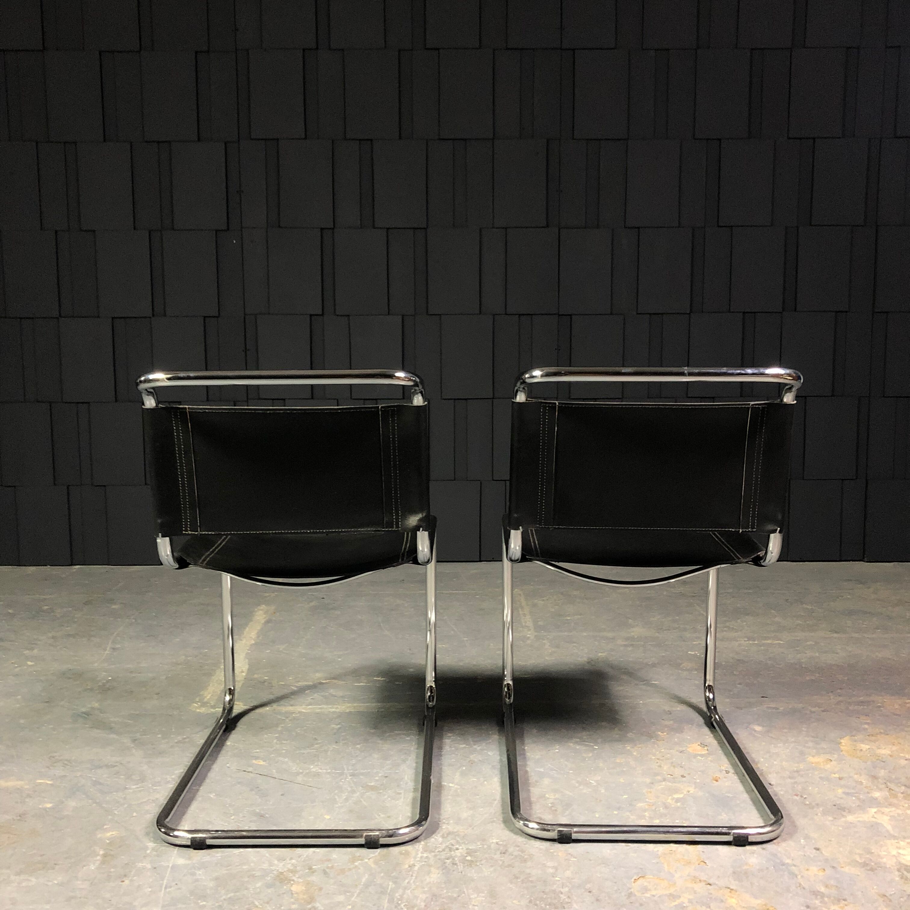 Paire de chaises S33 cuir noir et chrome